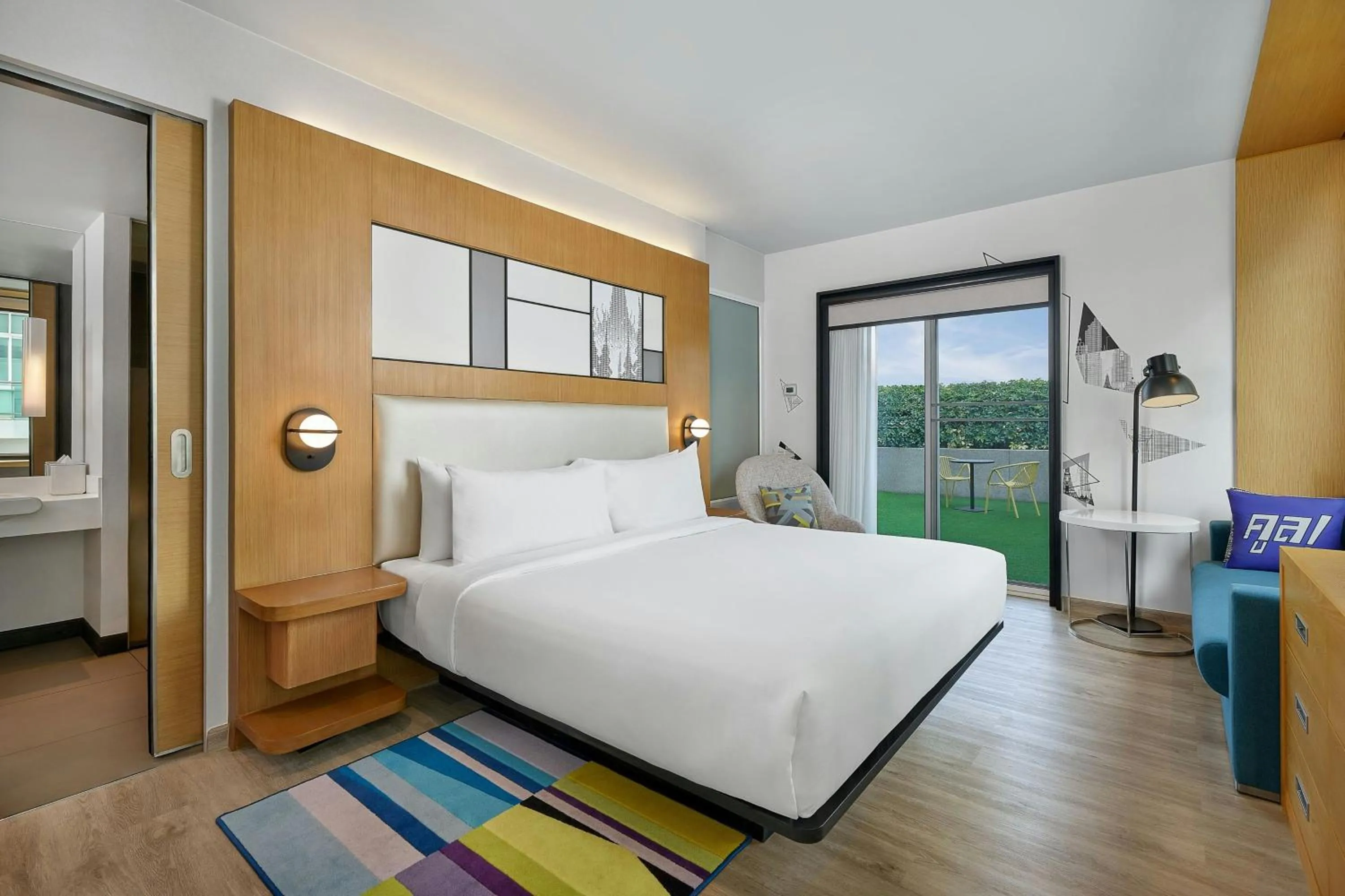 Photo of the whole room, Bed in Aloft Bangkok - Sukhumvit 11