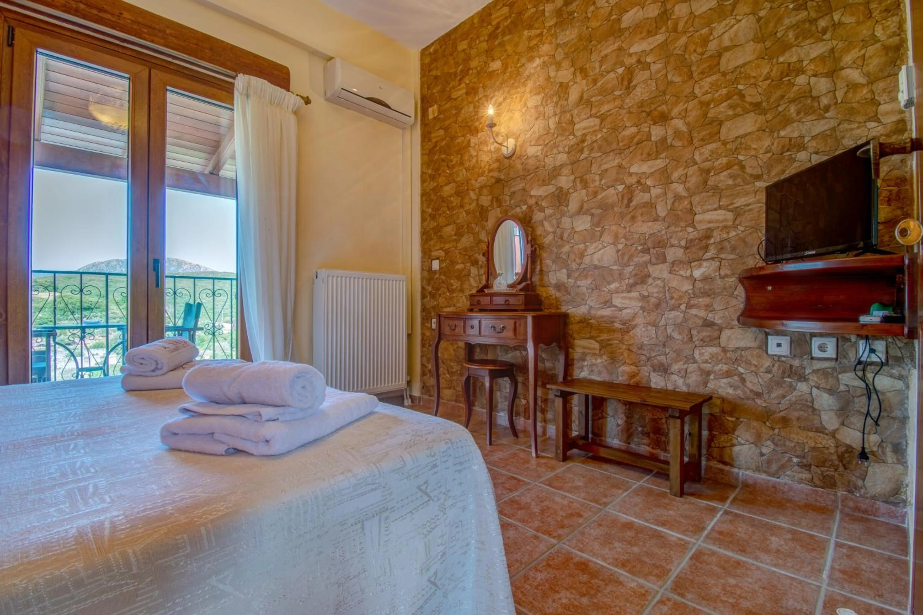Photo of the whole room, Bed in Corfu Sokraki Villas