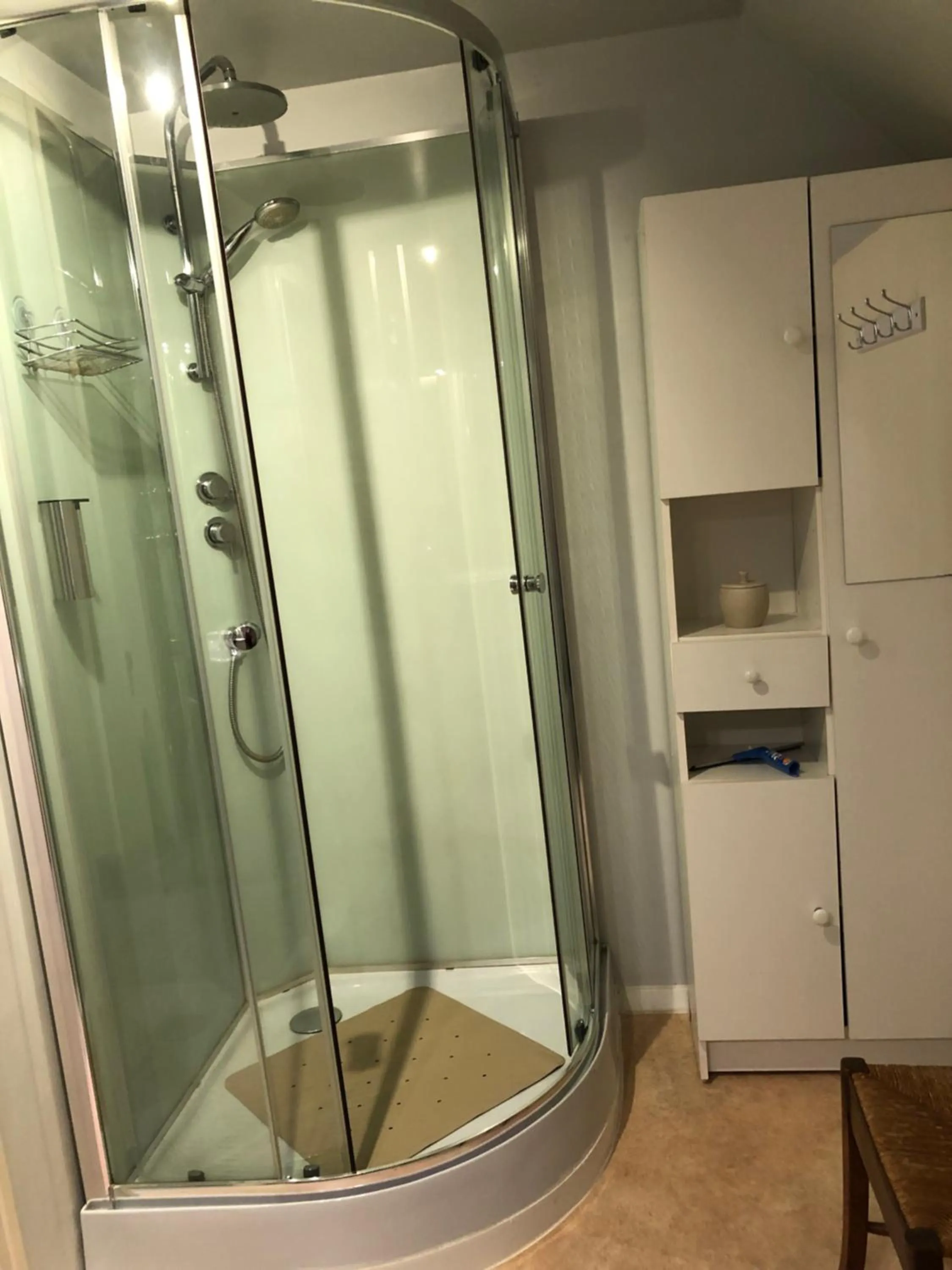 Shower in Le puits de la Montrée