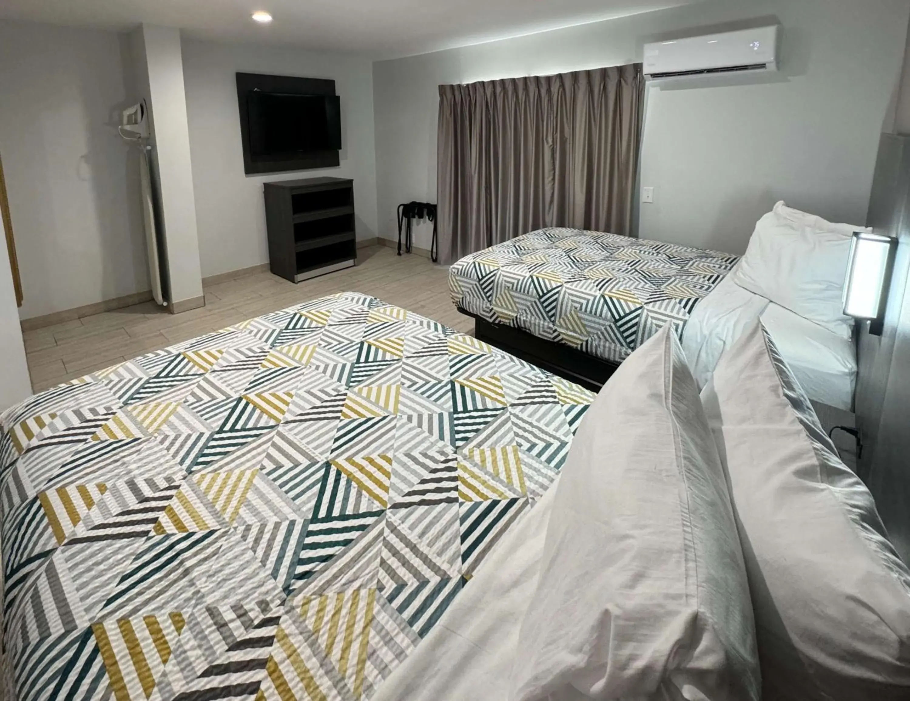 Bedroom, Bed in Studio 6-Englewood, FL Bedroom, Bed in Studio 6-Englewood, FL