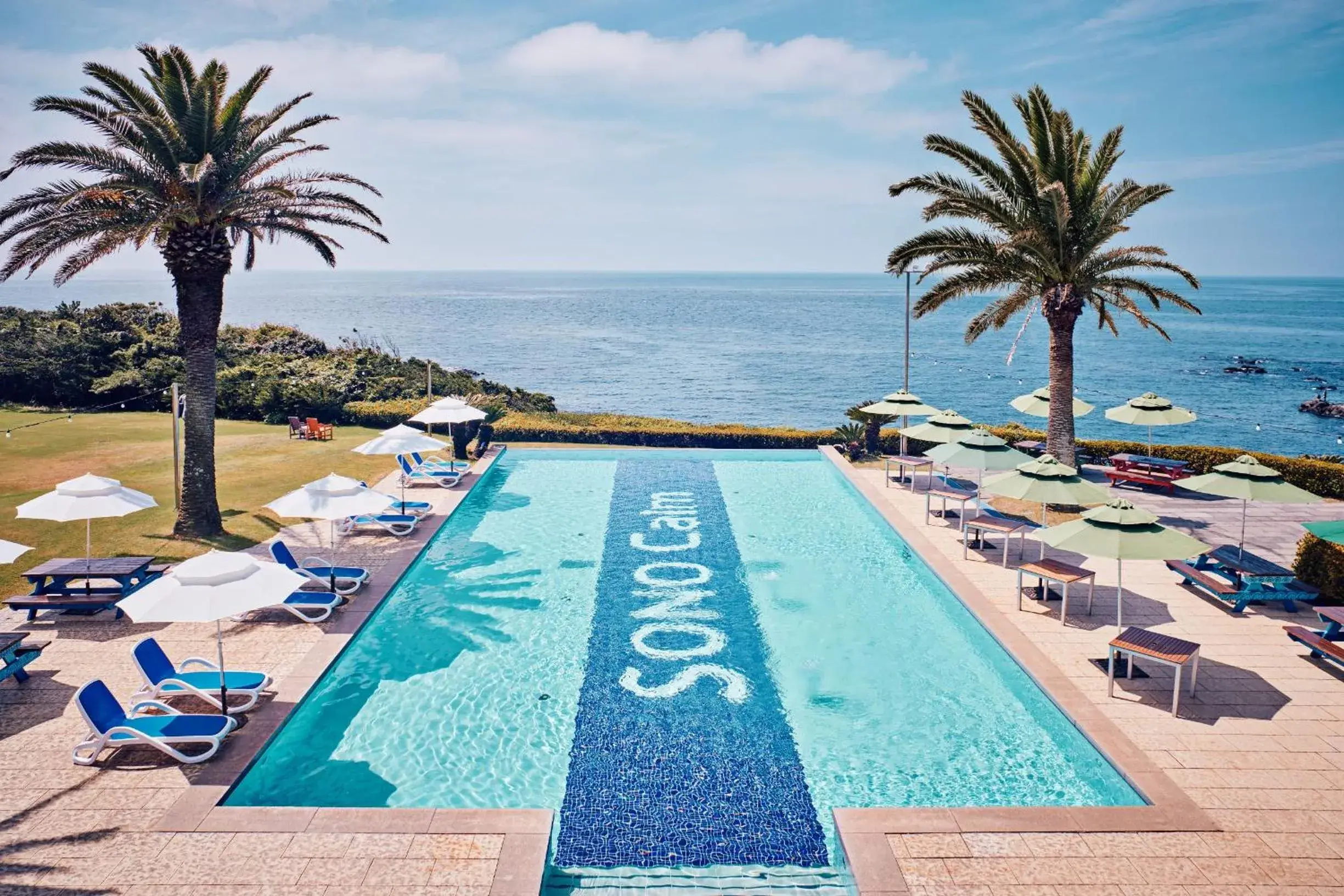 Swimming pool in Sono Calm Jeju Swimming pool in Sono Calm Jeju