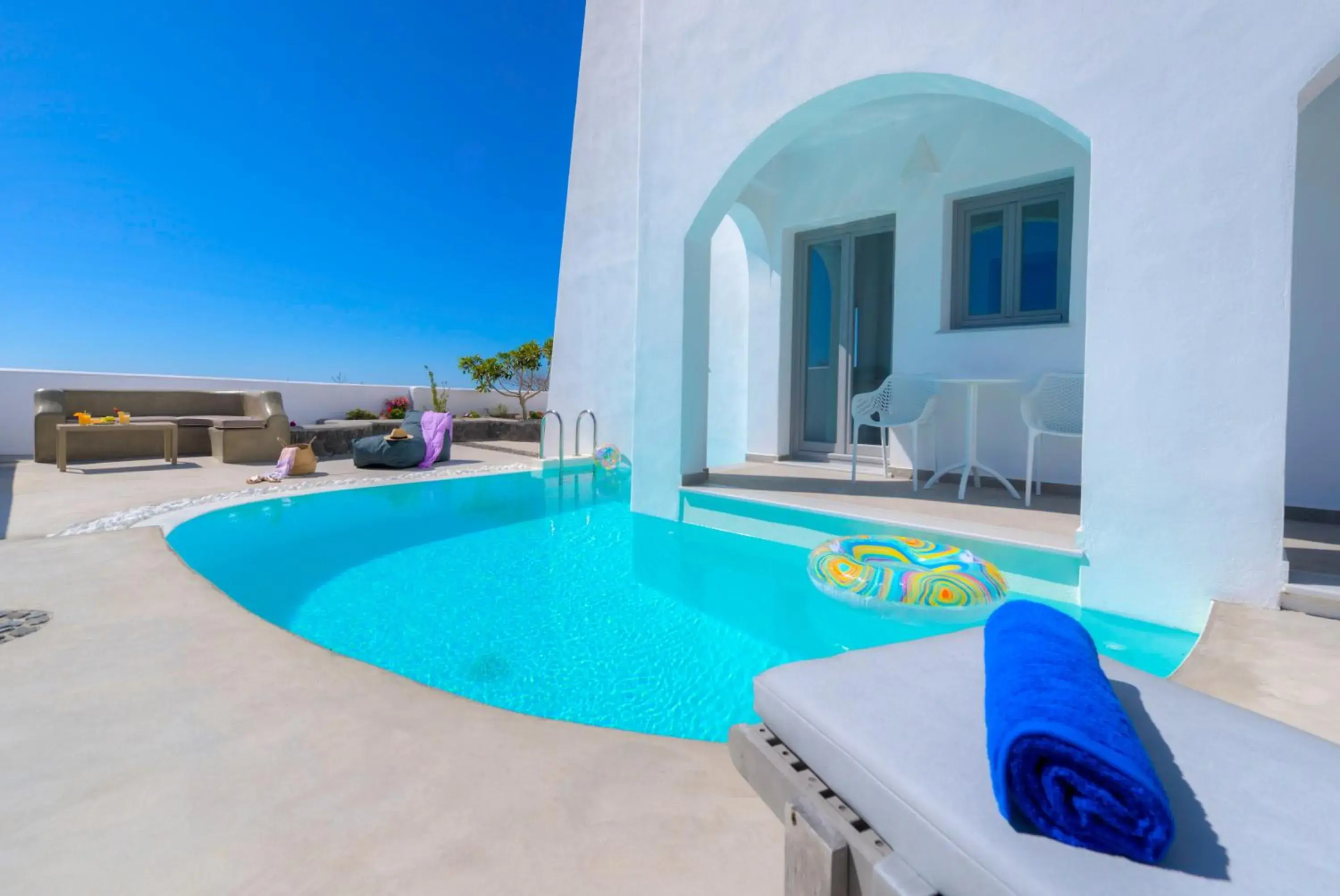 Swimming pool in White Harmony Suites Swimming pool in White Harmony Suites