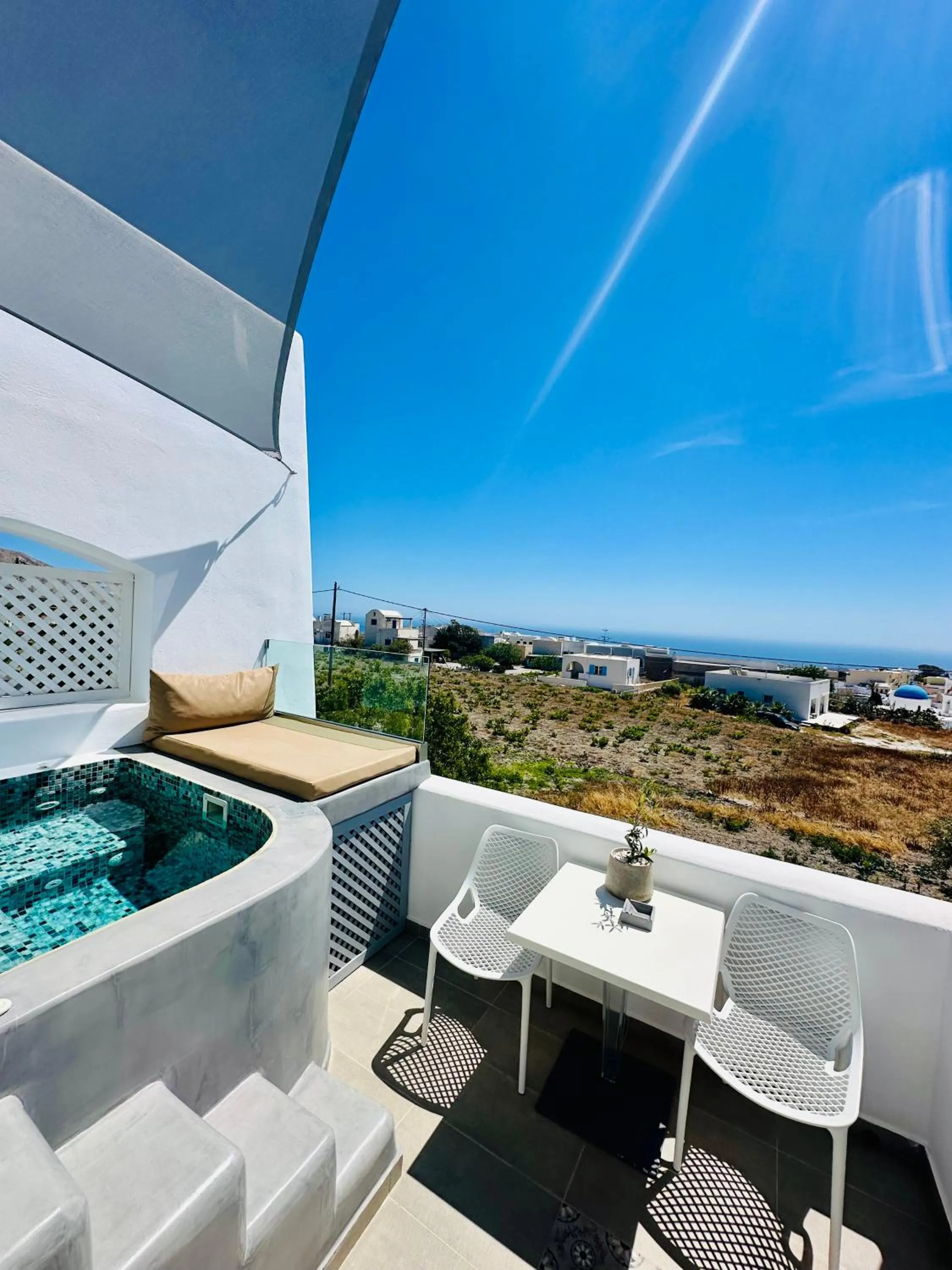 Hot Tub in White Harmony Suites