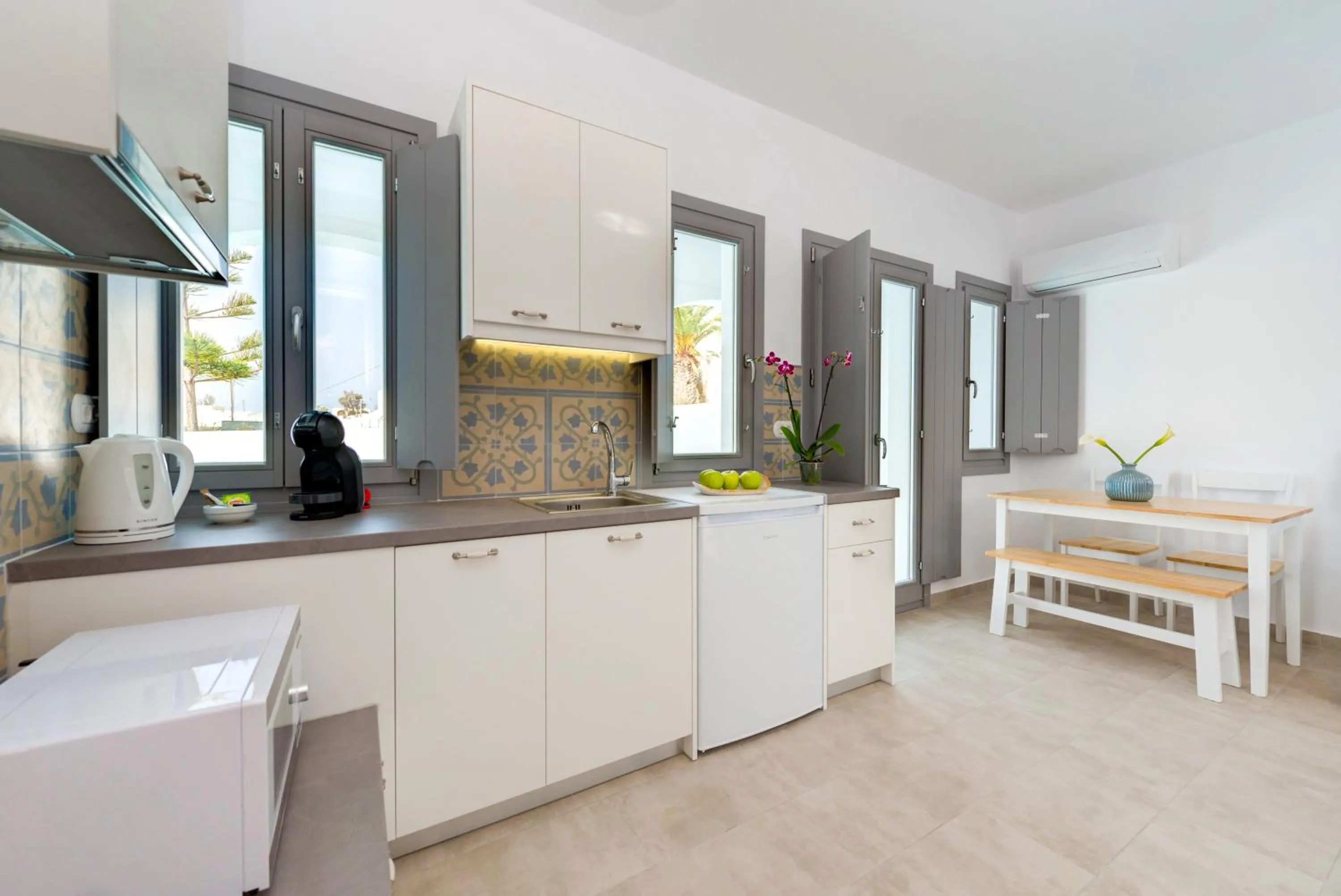 Kitchen or kitchenette in White Harmony Suites