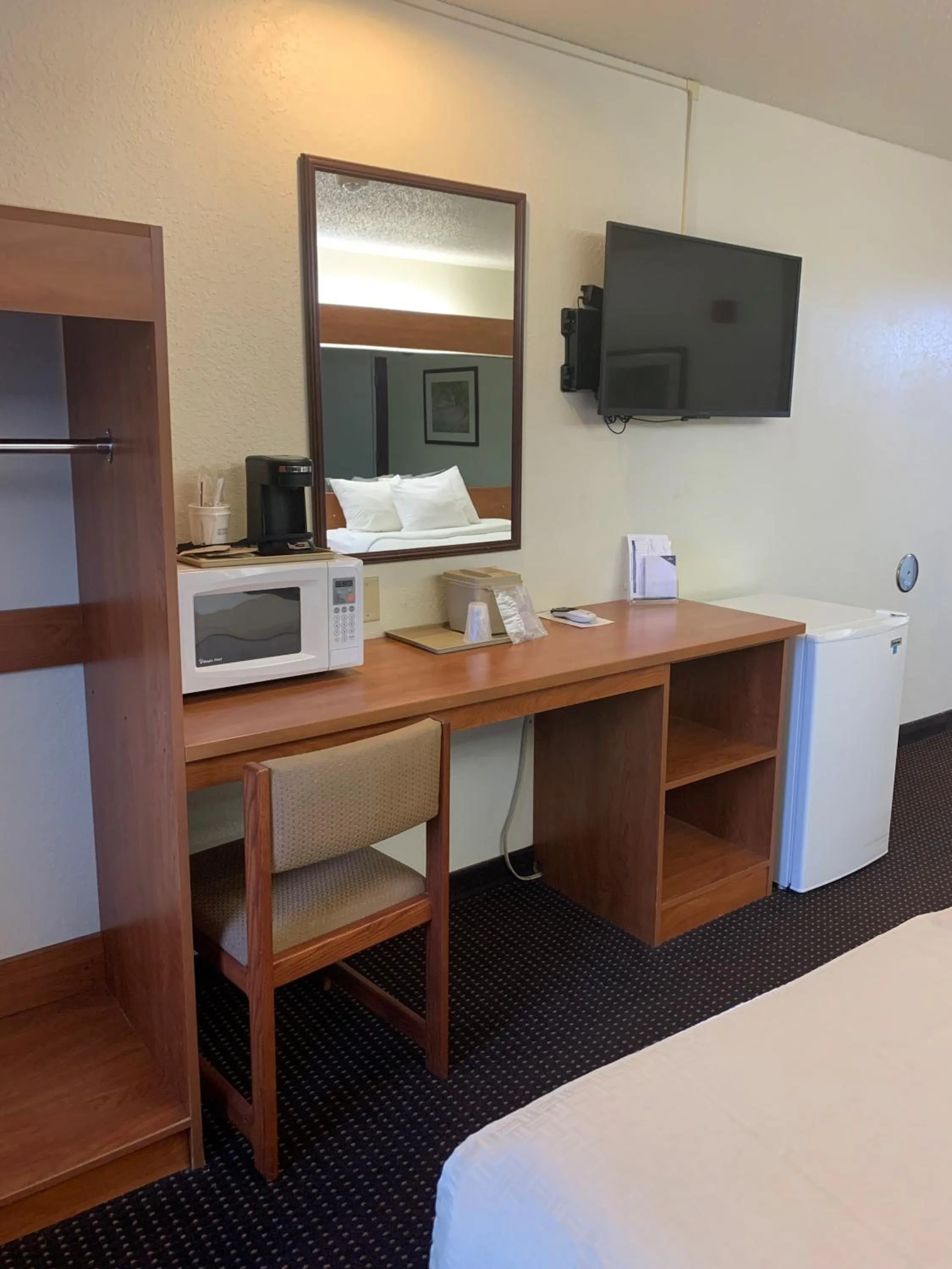 TV and multimedia, Bed in Microtel Inn & Suites by Wyndham Rice Lake