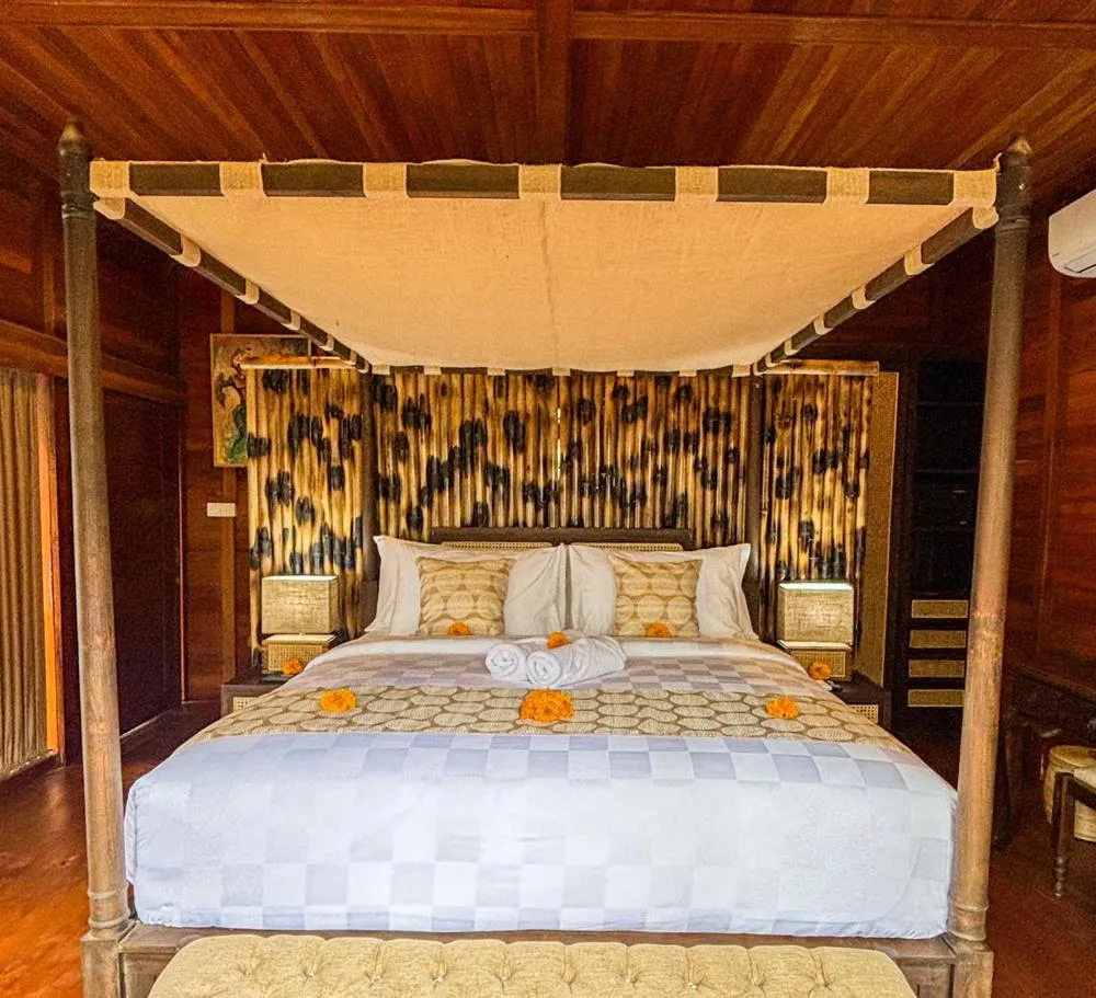 Bed in Wadari Retreat Villa Ubud