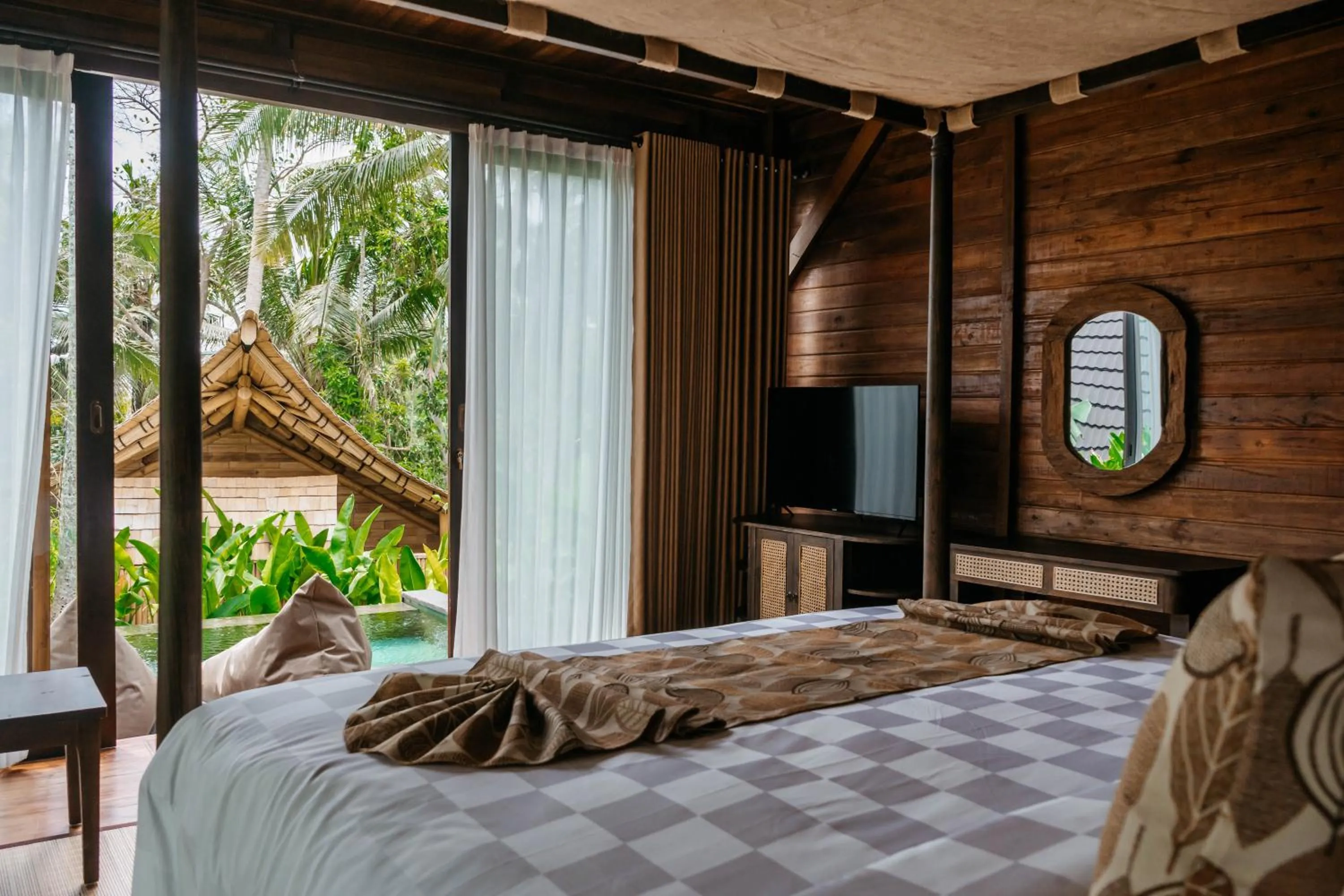 Bed in Wadari Retreat Villa Ubud