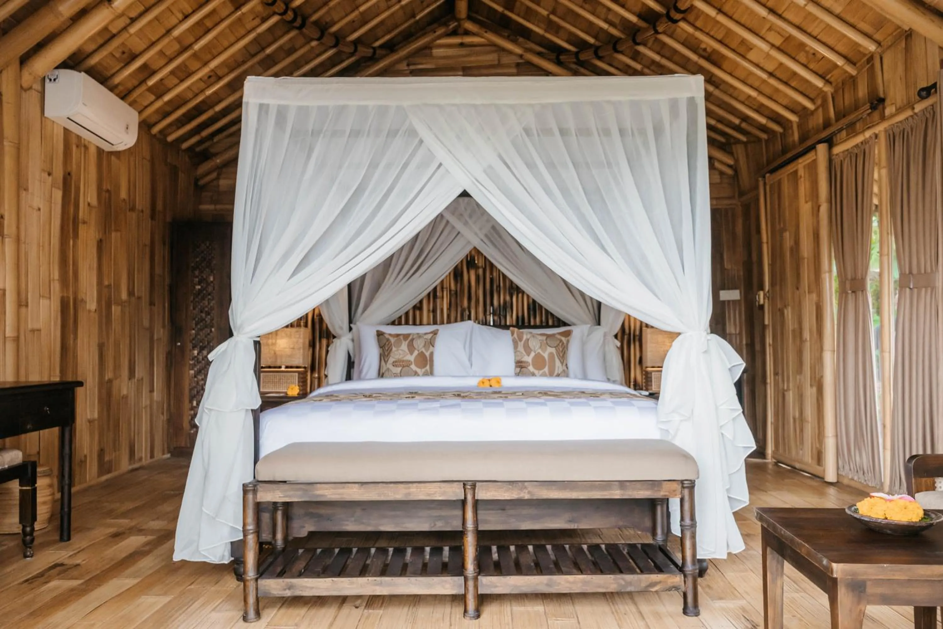 Bed in Wadari Retreat Villa Ubud