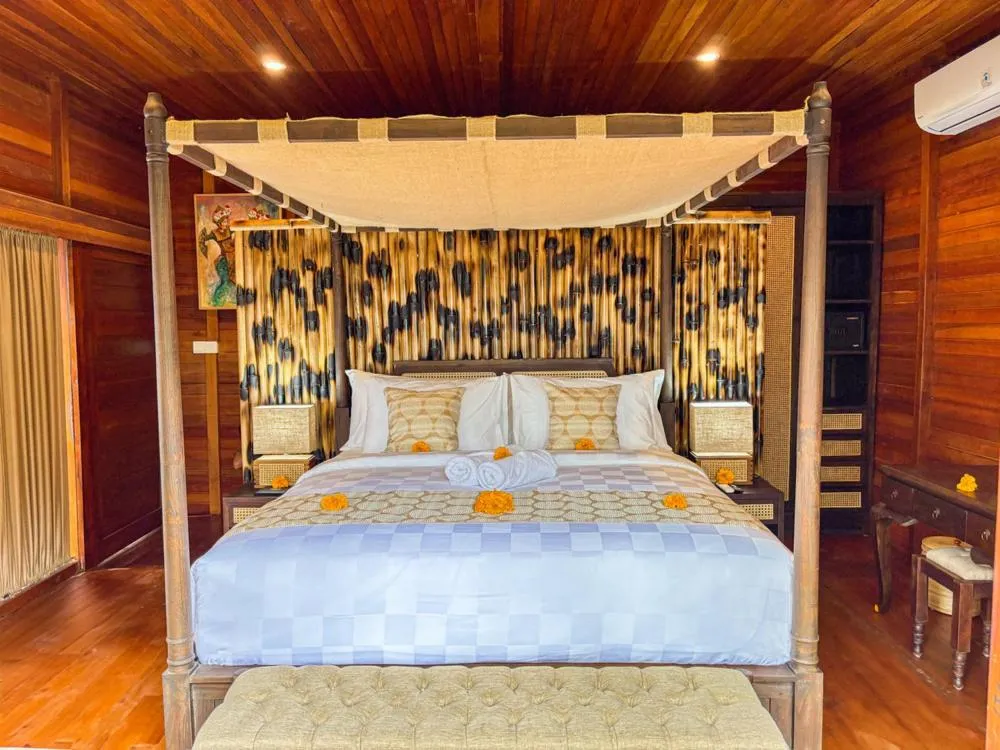 Bed in Wadari Retreat Villa Ubud
