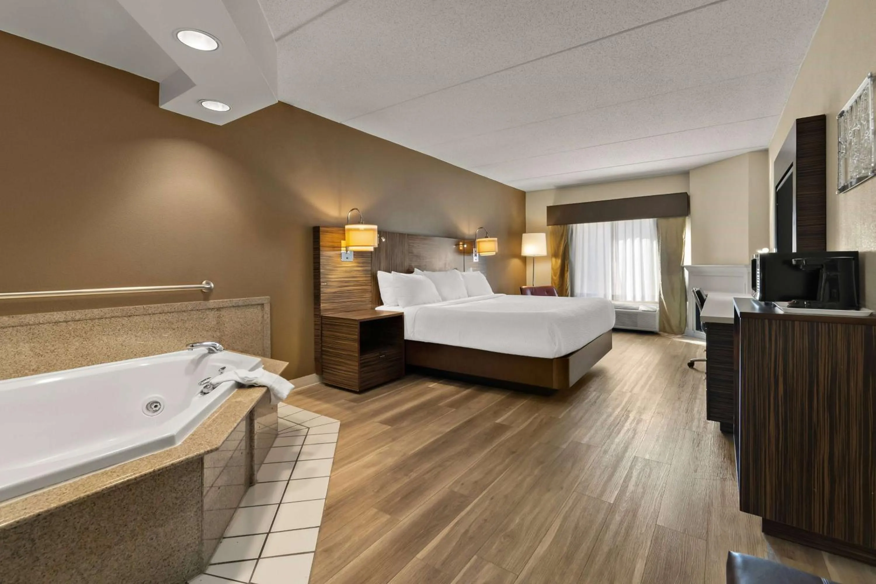 Photo of the whole room, Bed in Ramada by Wyndham Harrisburg/Hershey Area