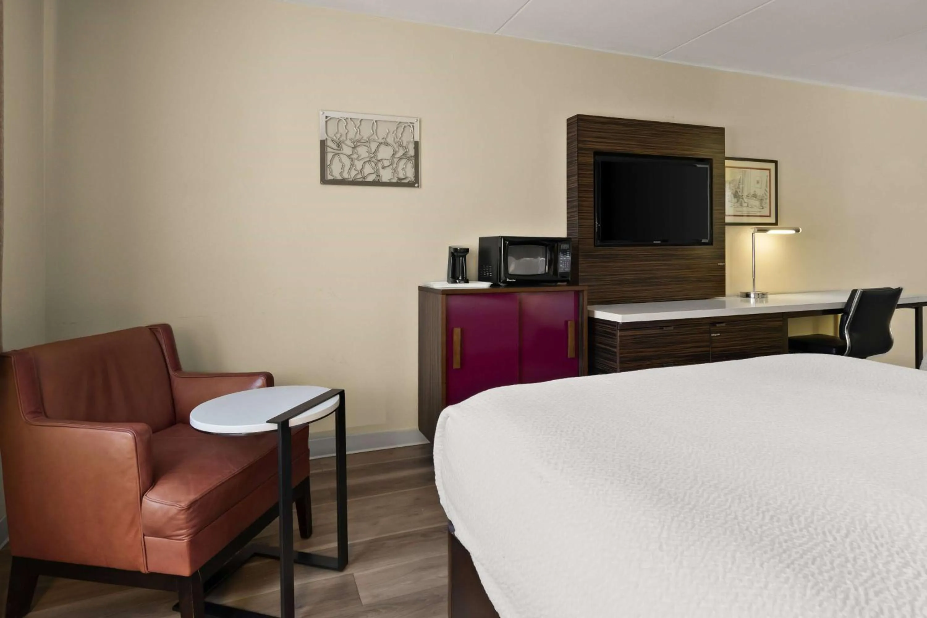 Photo of the whole room, Bed in Ramada by Wyndham Harrisburg/Hershey Area
