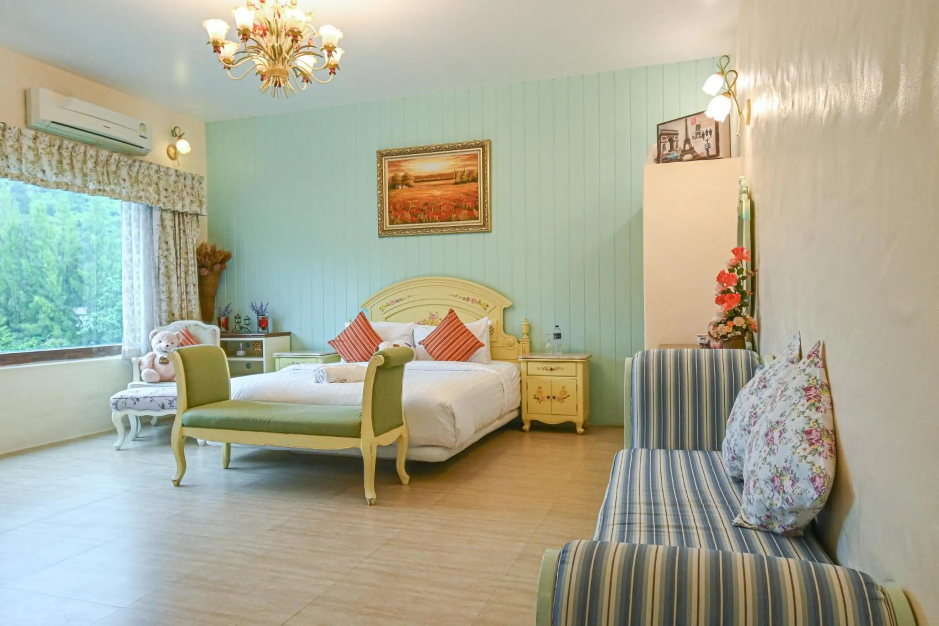 Photo of the whole room, Bed in Swiss Valley Hip Resort