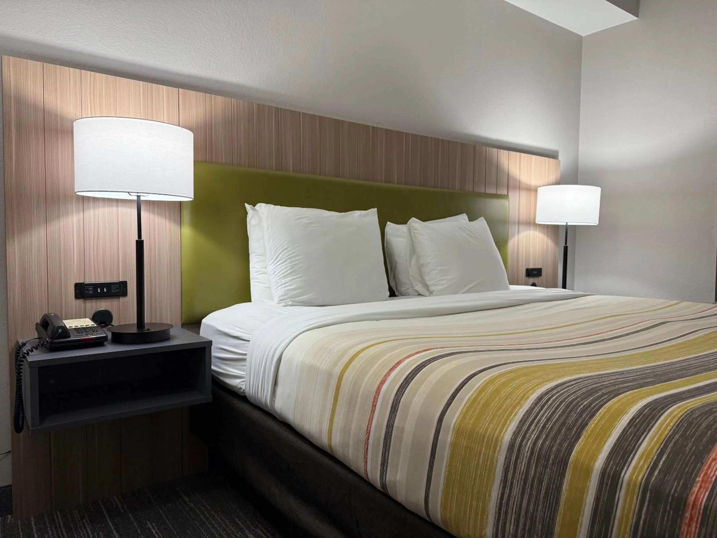 Bedroom, Bed in Country Inn & Suites by Radisson, Harrisburg - Hershey West, PA