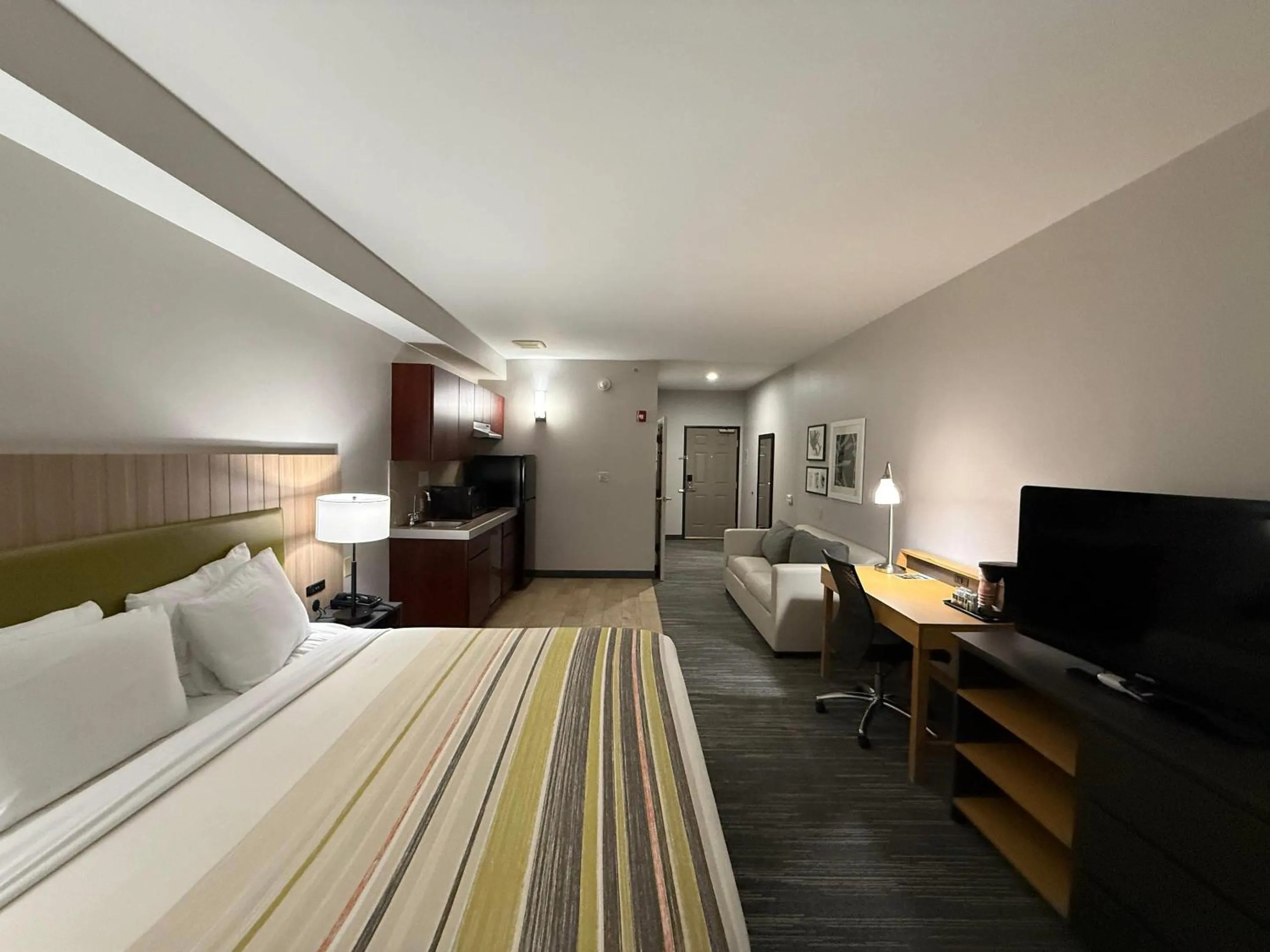 Bedroom, Bed in Country Inn & Suites by Radisson, Harrisburg - Hershey West, PA