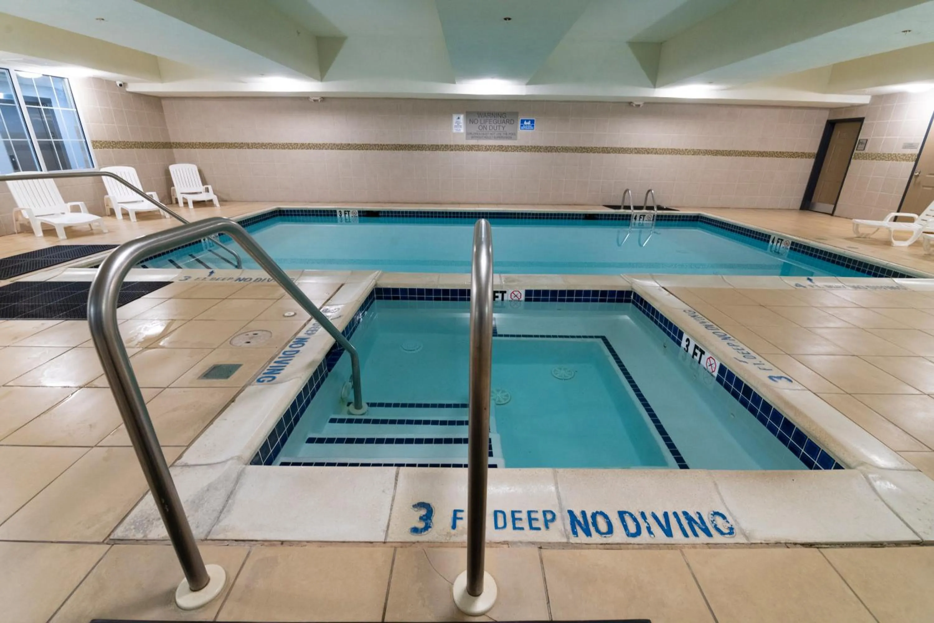 Swimming pool in Country Inn & Suites by Radisson, Harrisburg - Hershey West, PA