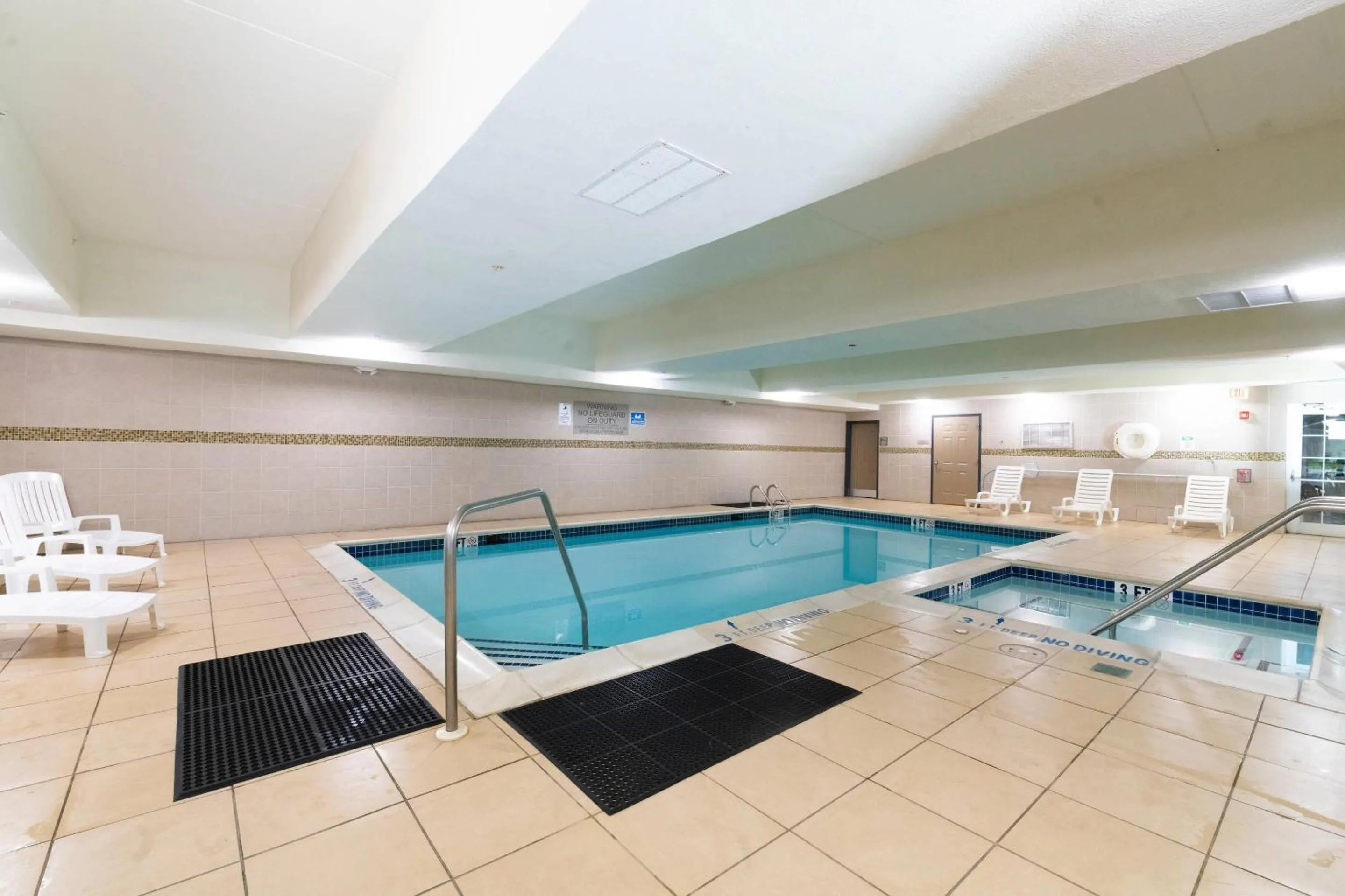 Swimming pool in Country Inn & Suites by Radisson, Harrisburg - Hershey West, PA