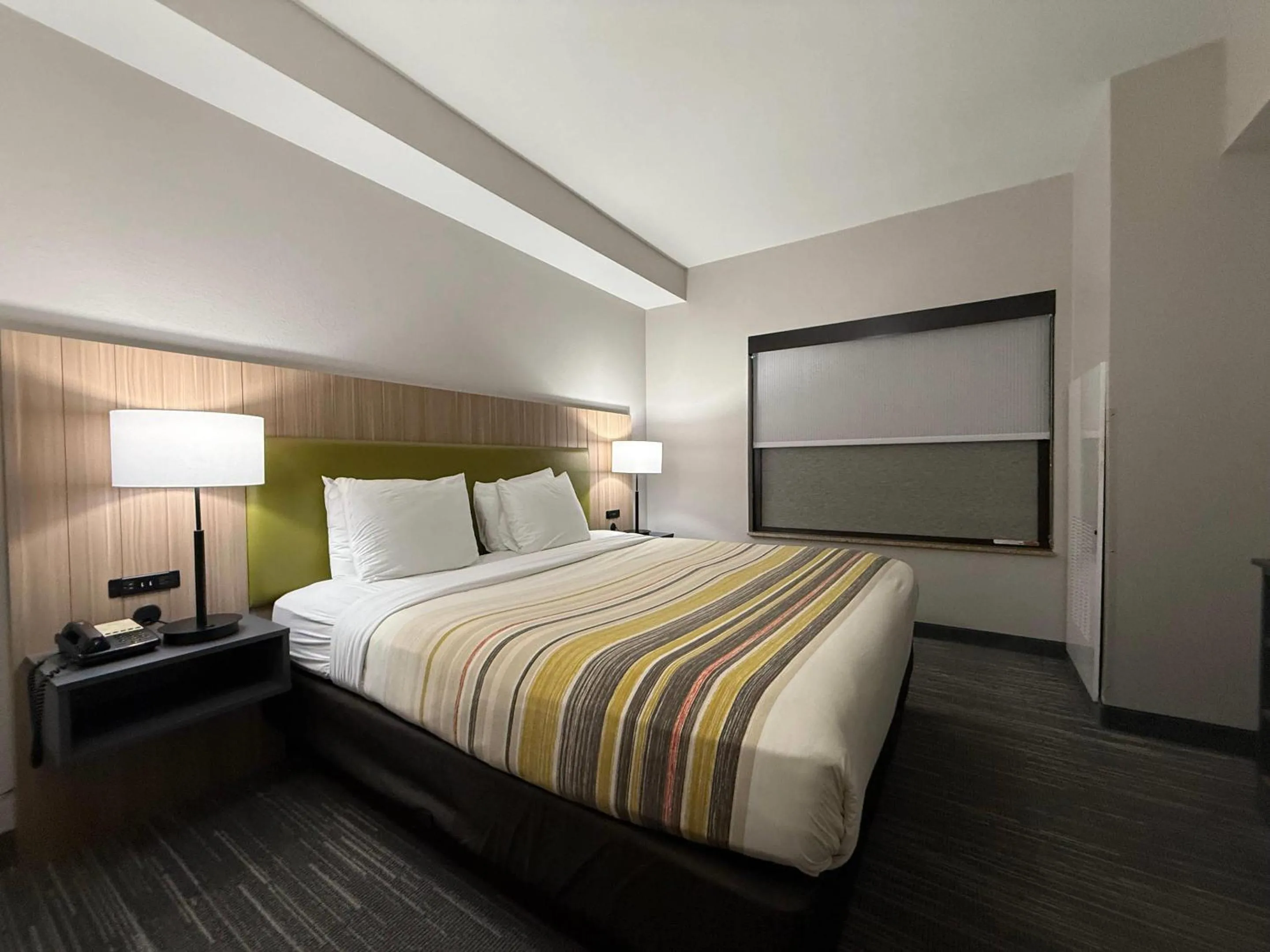 Bedroom, Bed in Country Inn & Suites by Radisson, Harrisburg - Hershey West, PA