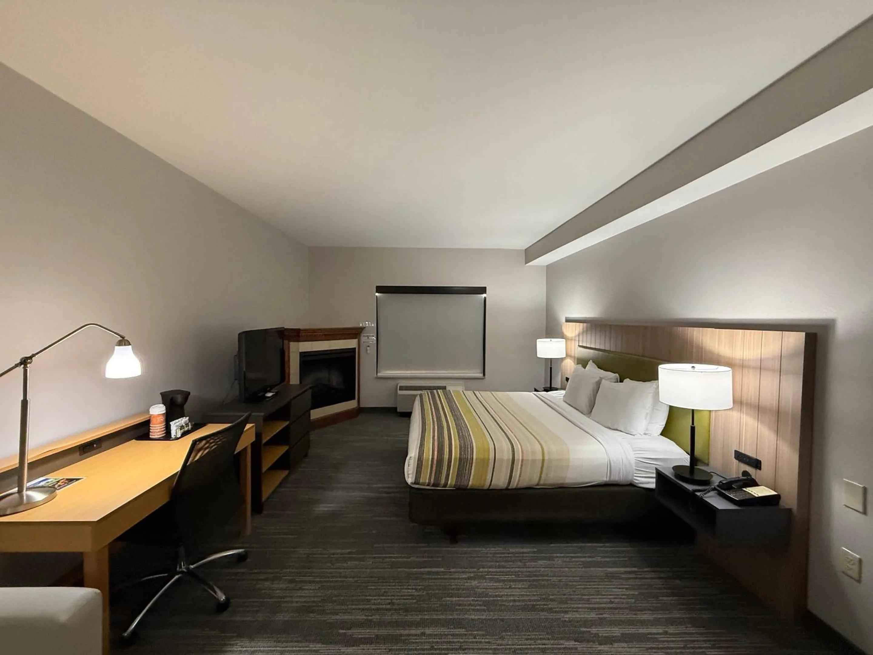 Bedroom, Bed in Country Inn & Suites by Radisson, Harrisburg - Hershey West, PA