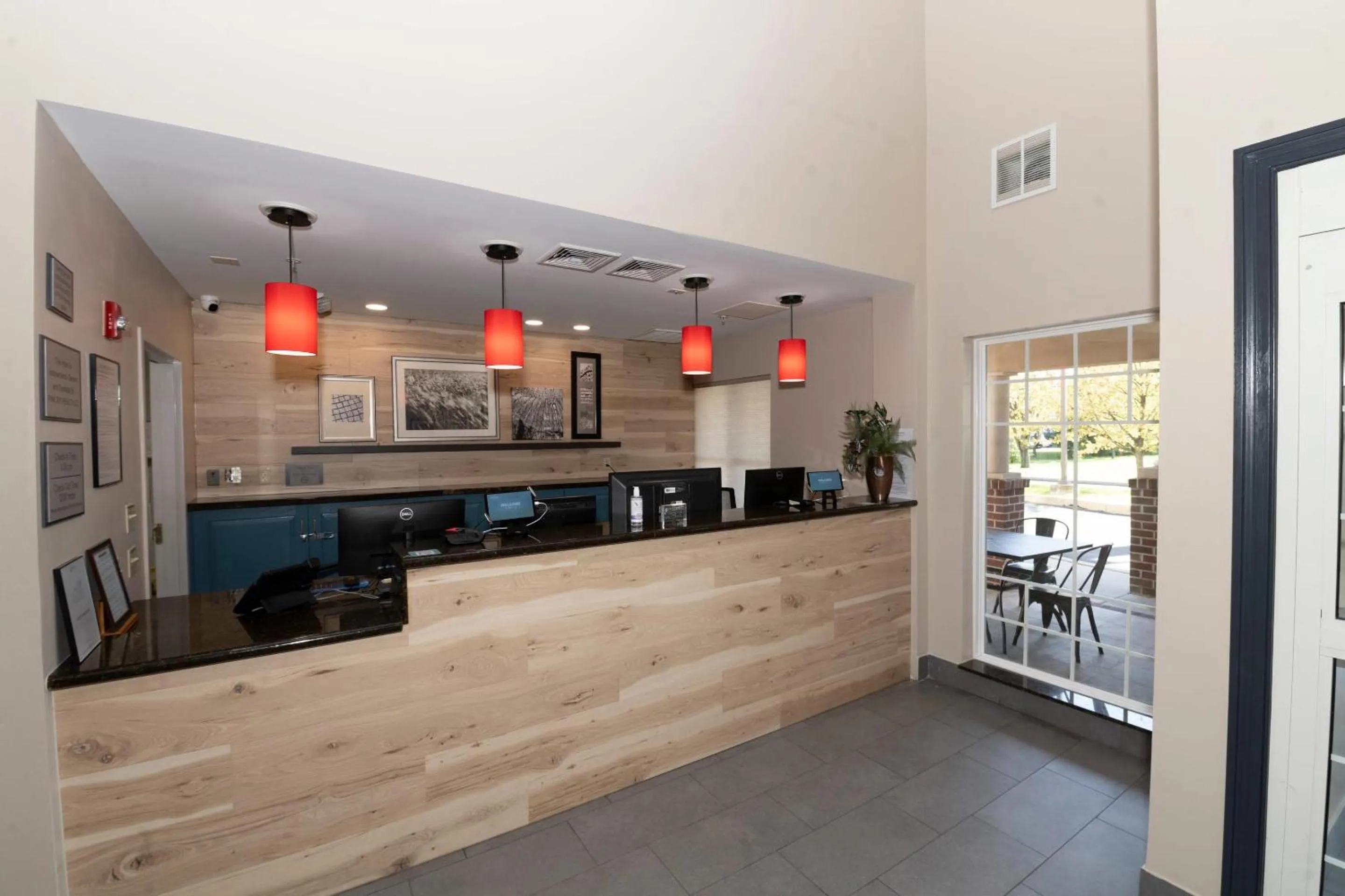 Lobby or reception in Country Inn & Suites by Radisson, Harrisburg - Hershey West, PA