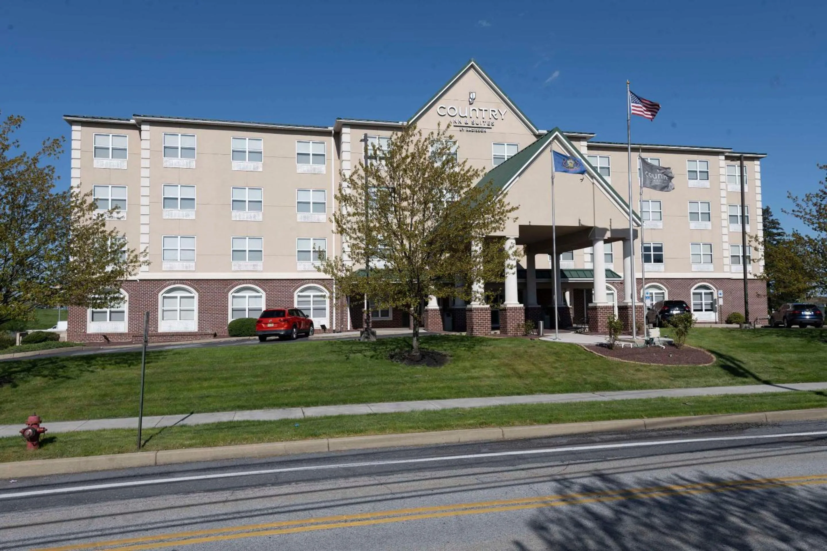 Property building in Country Inn & Suites by Radisson, Harrisburg - Hershey West, PA