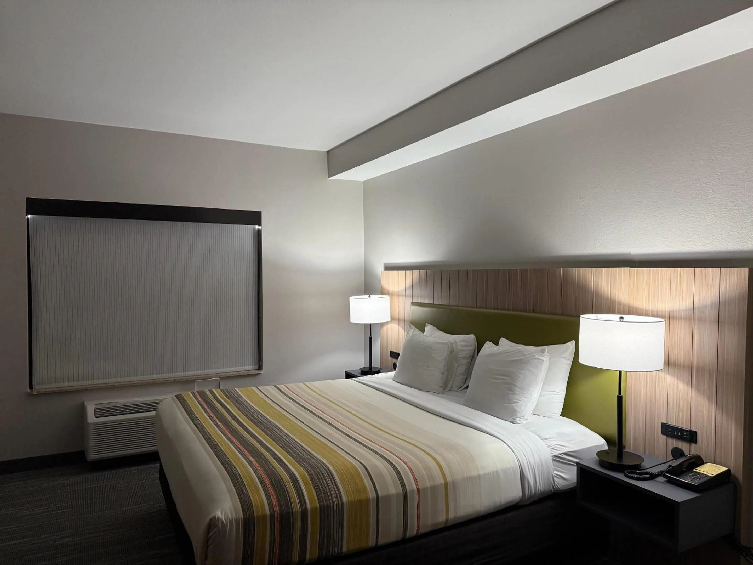 Bedroom, Bed in Country Inn & Suites by Radisson, Harrisburg - Hershey West, PA