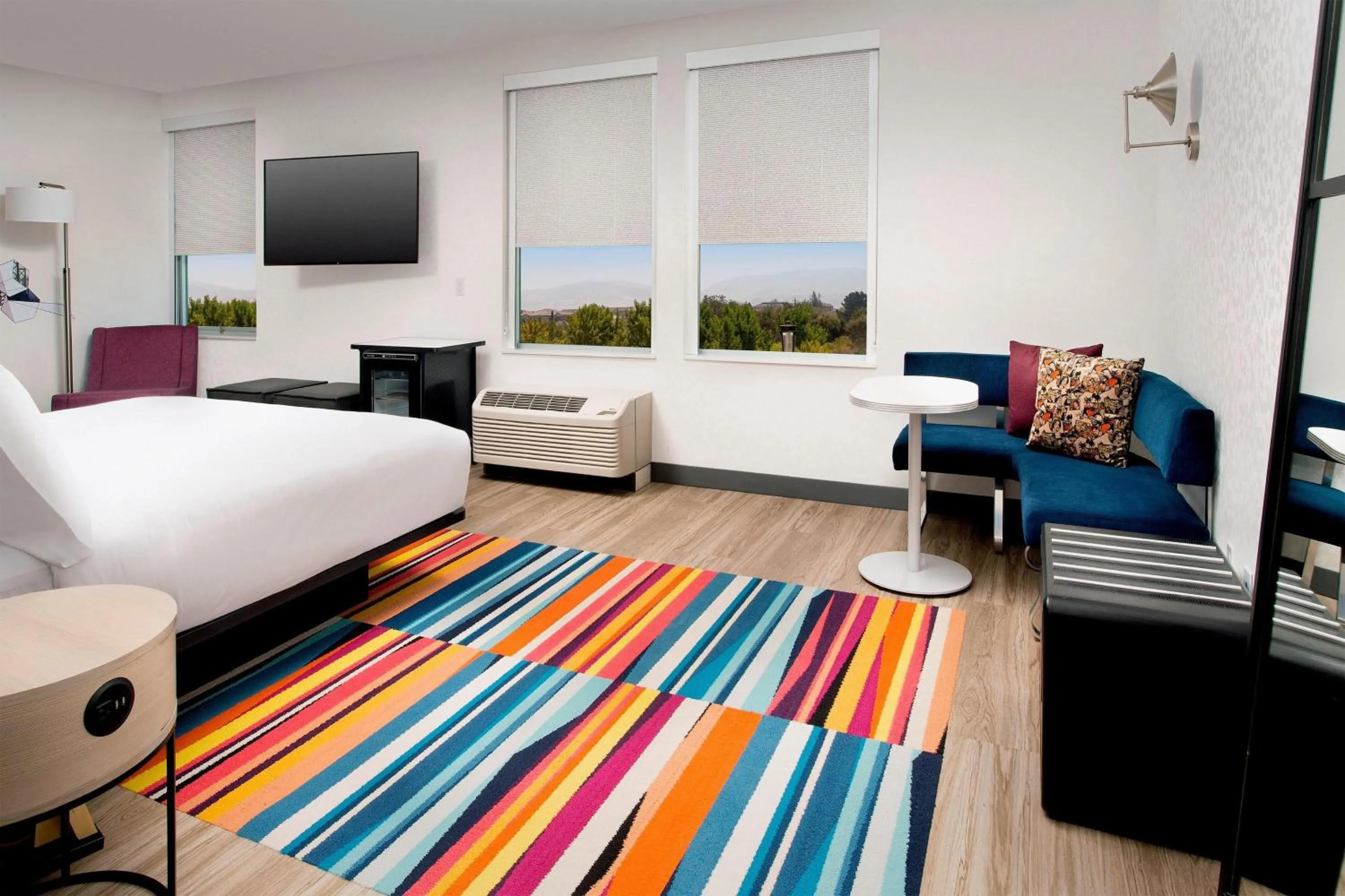 Photo of the whole room, Bed in Aloft Dublin-Pleasanton