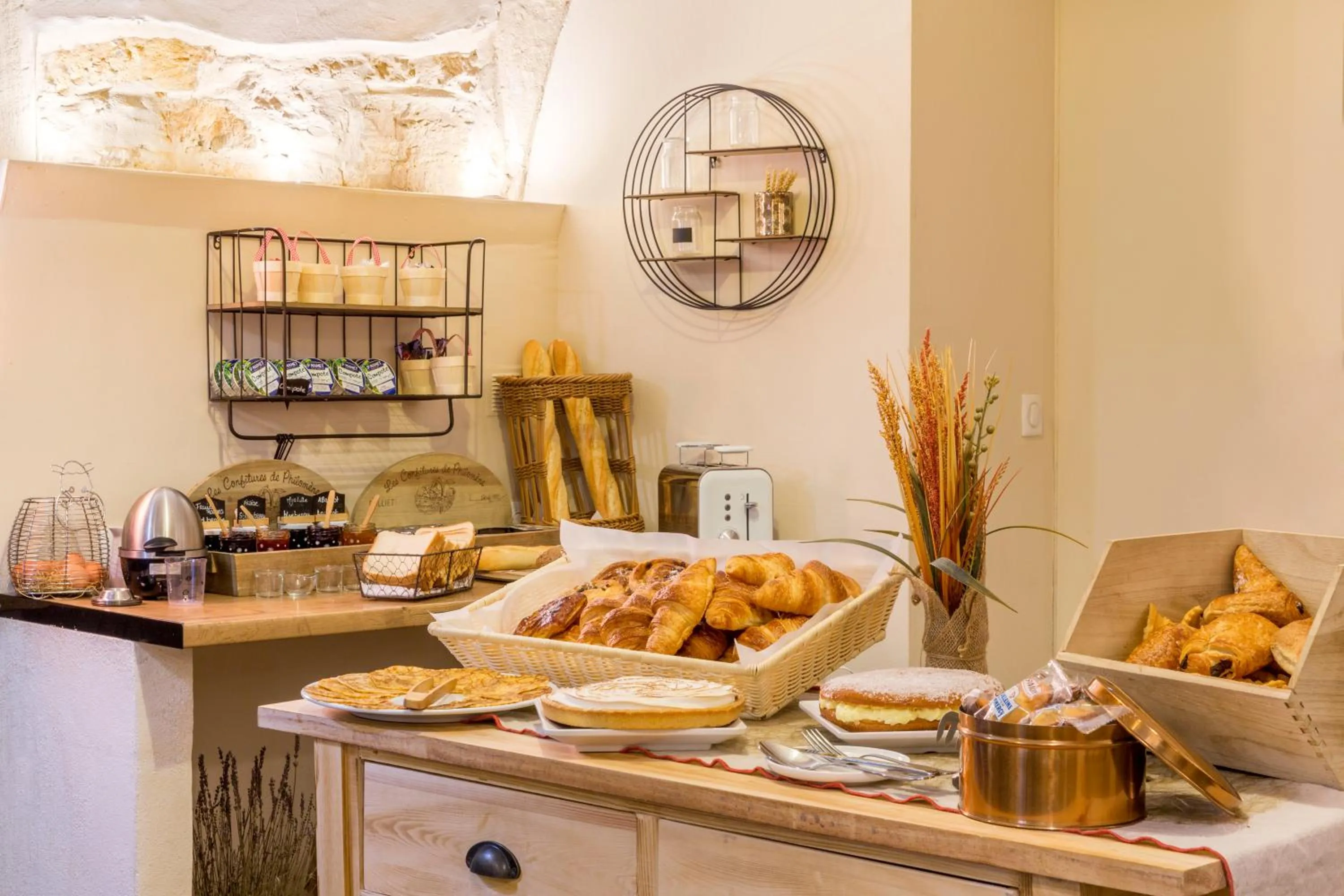 Food and drinks in Best Western Marquis de la Baume