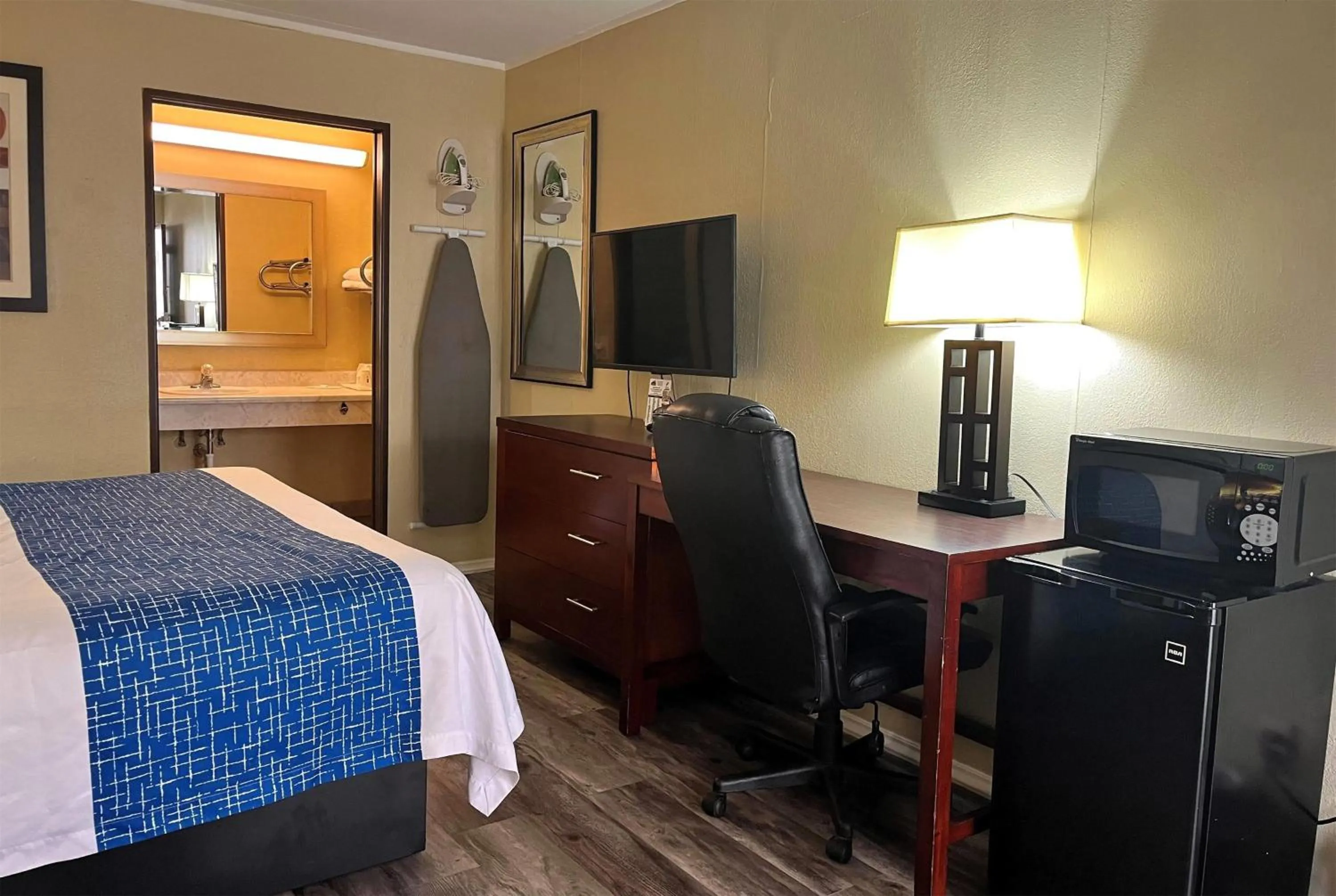 Photo of the whole room, Bed in Travelodge by Wyndham Seymour