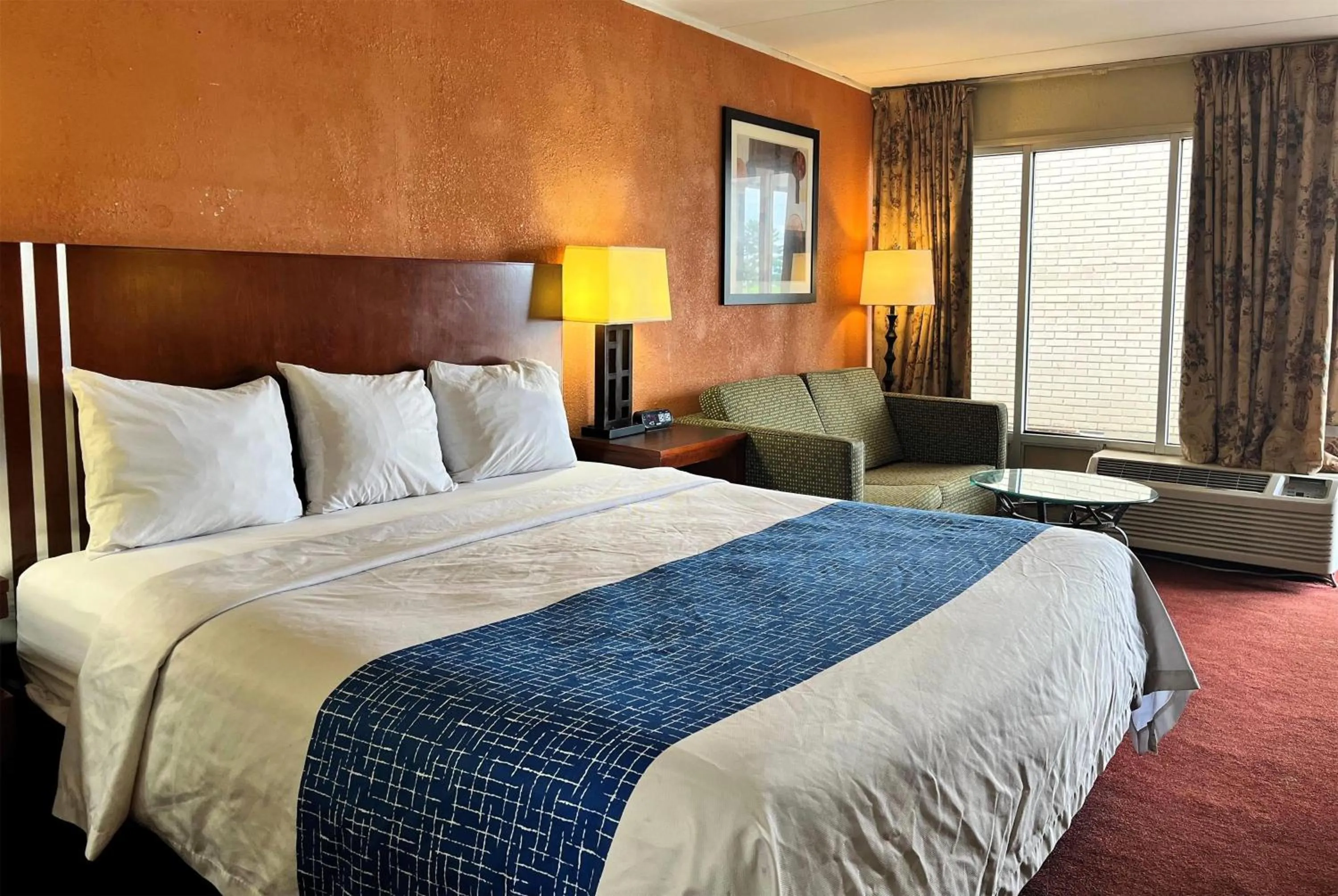 Photo of the whole room, Bed in Travelodge by Wyndham Seymour