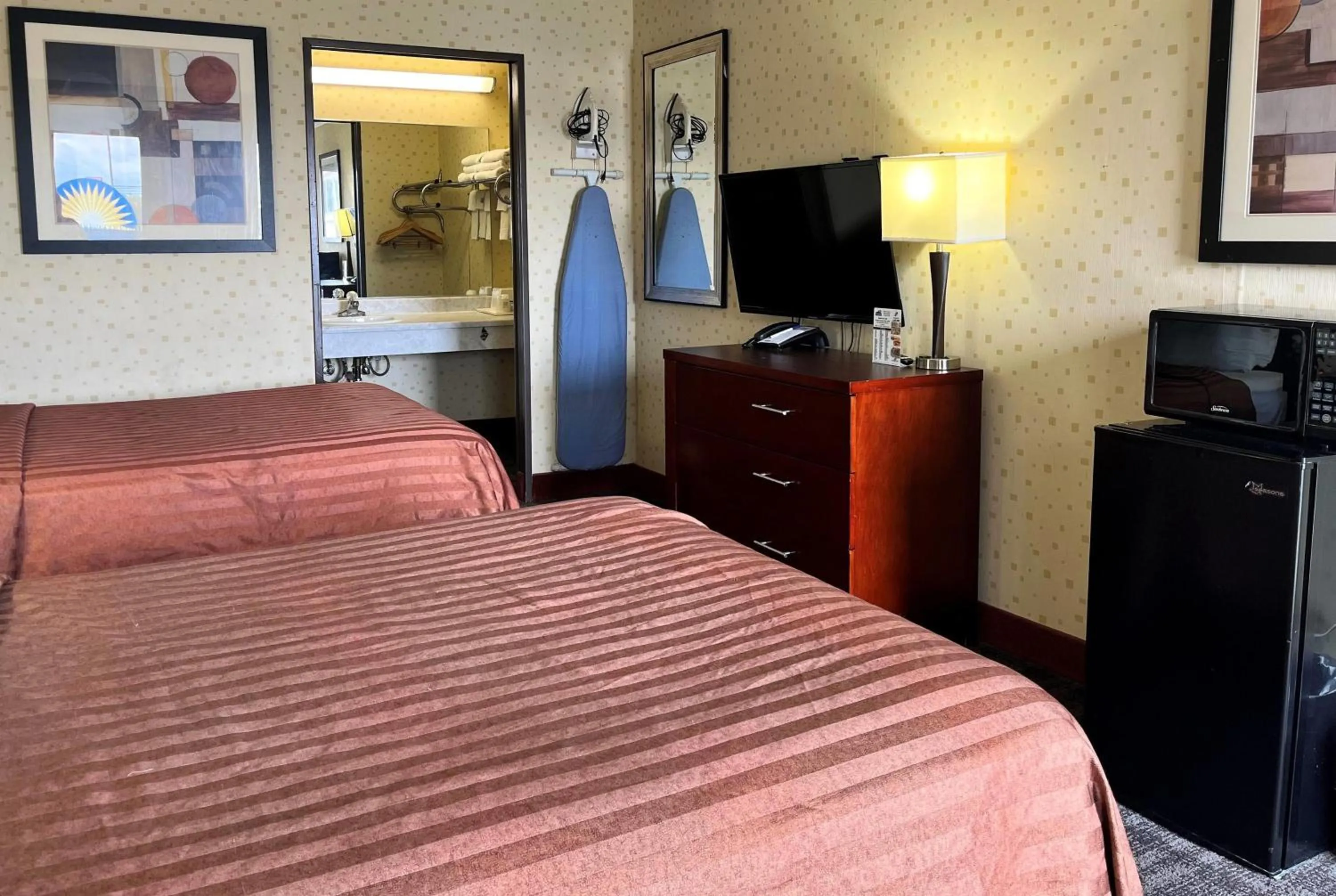 Photo of the whole room, Bed in Travelodge by Wyndham Seymour