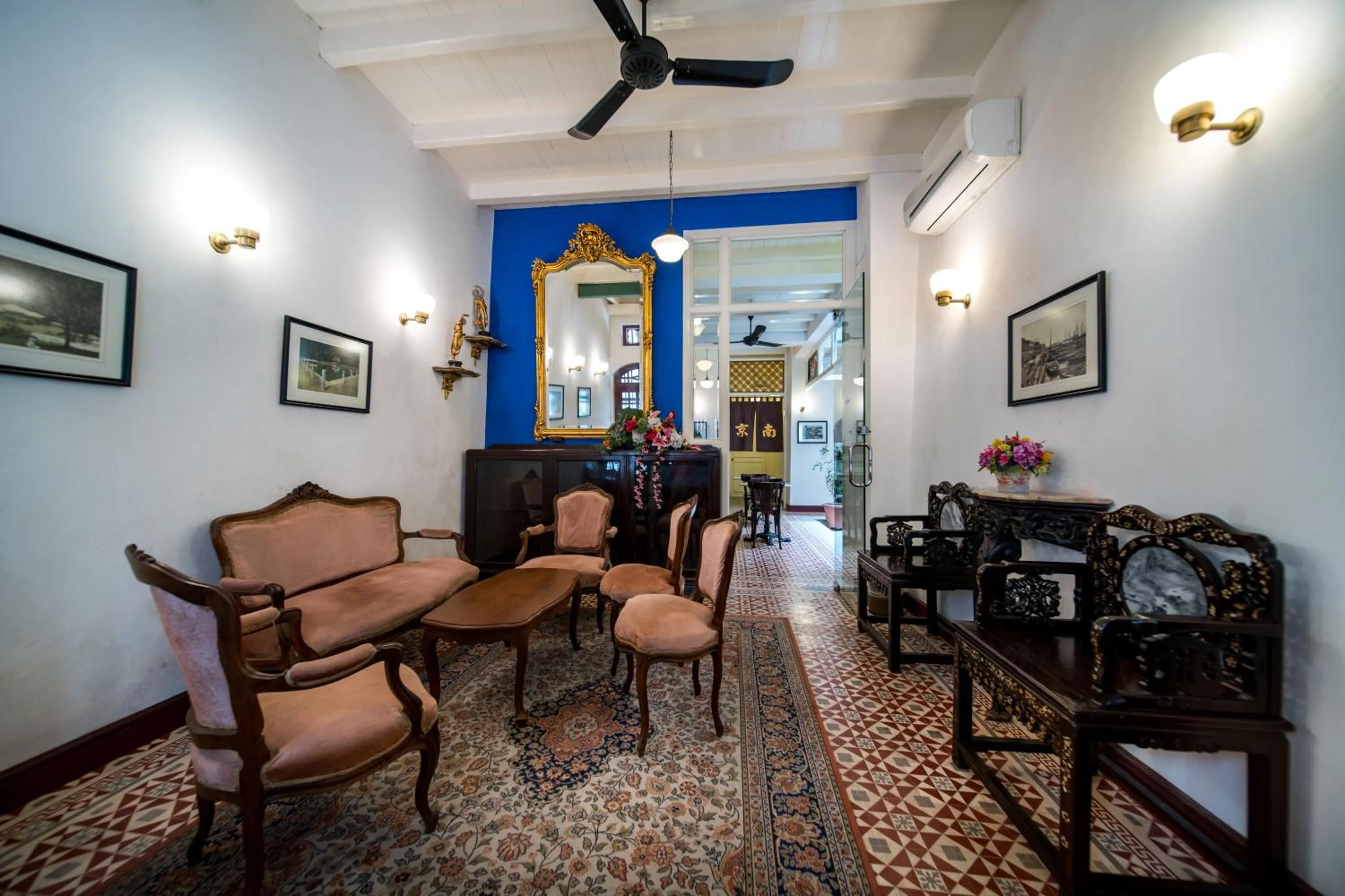 Communal lounge/ TV room in Nam Keng Hotel Penang