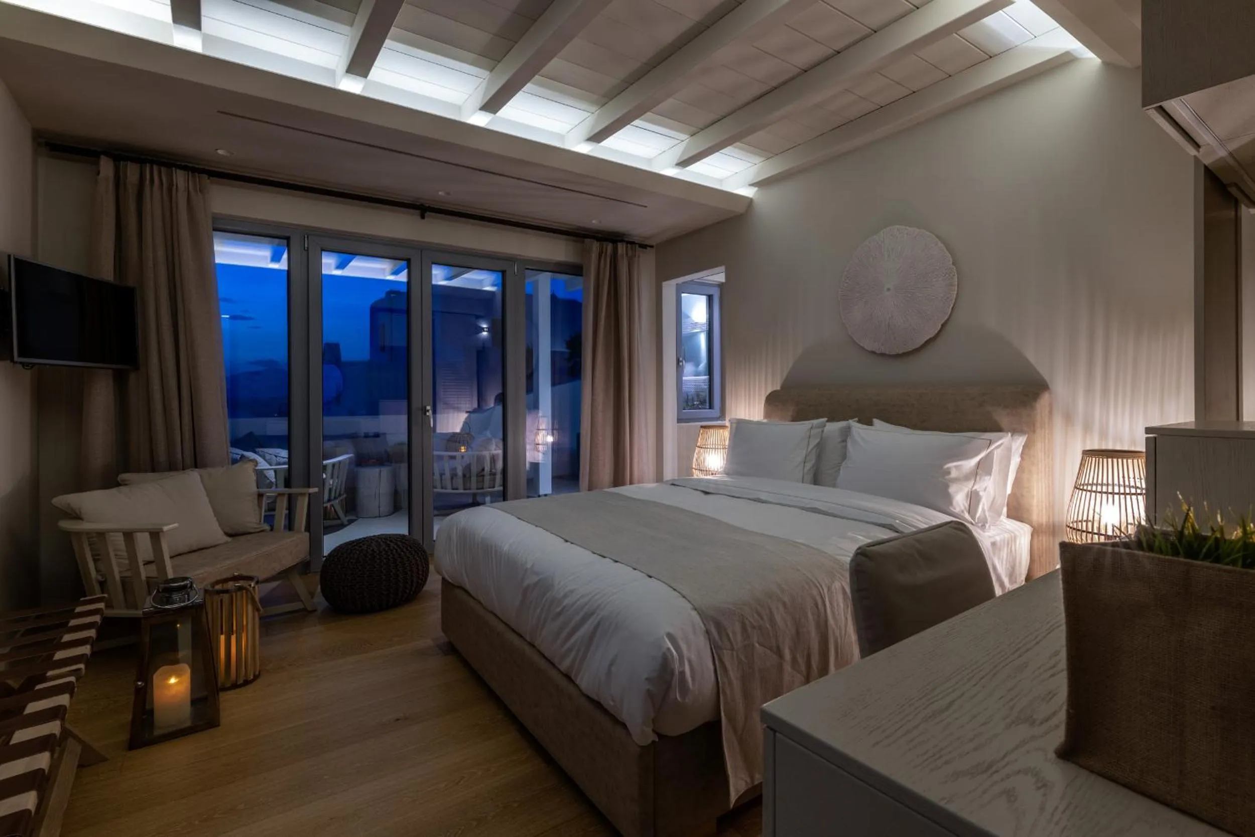 Photo of the whole room, Bed in Oniro Suites