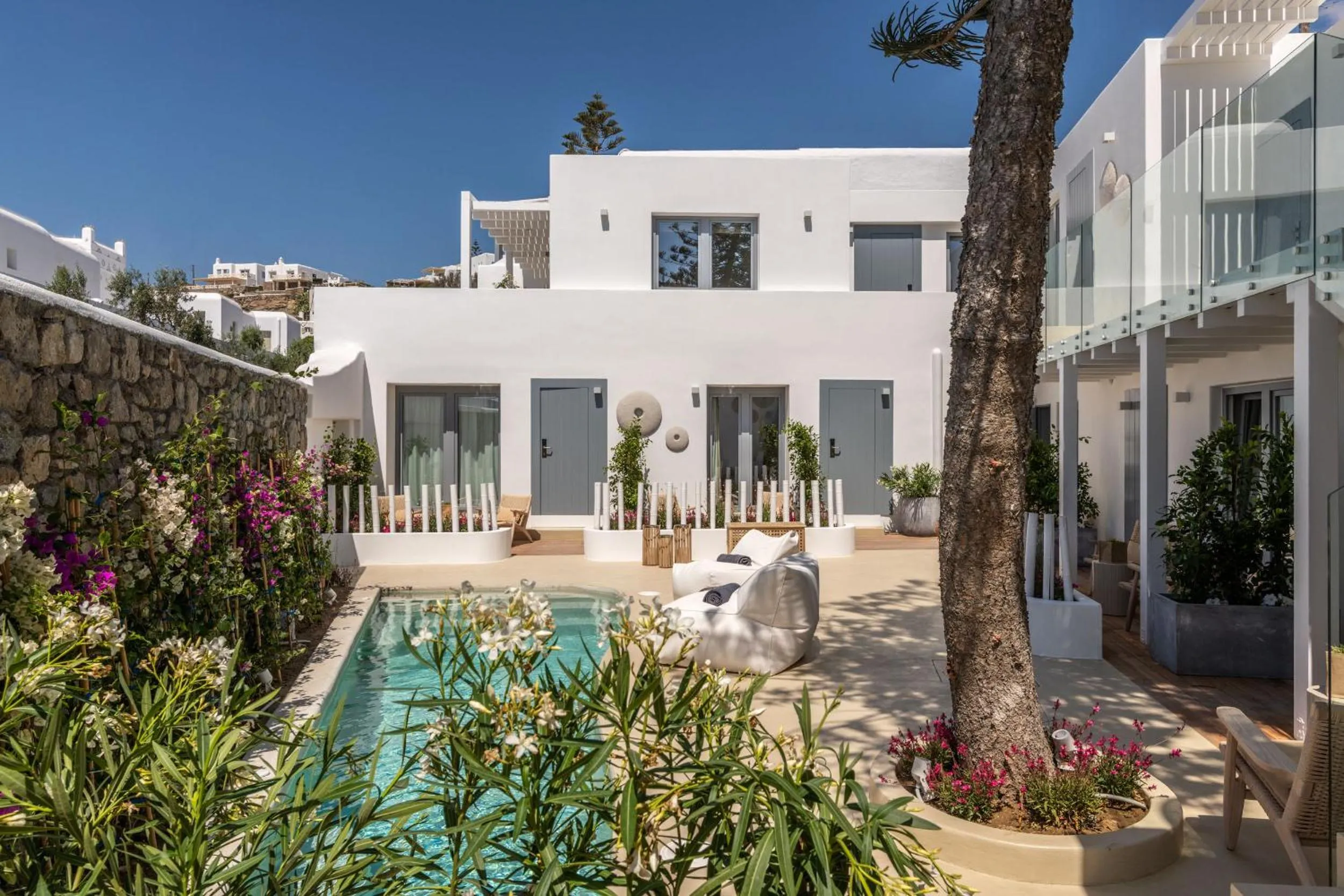 Property building in Oniro Suites