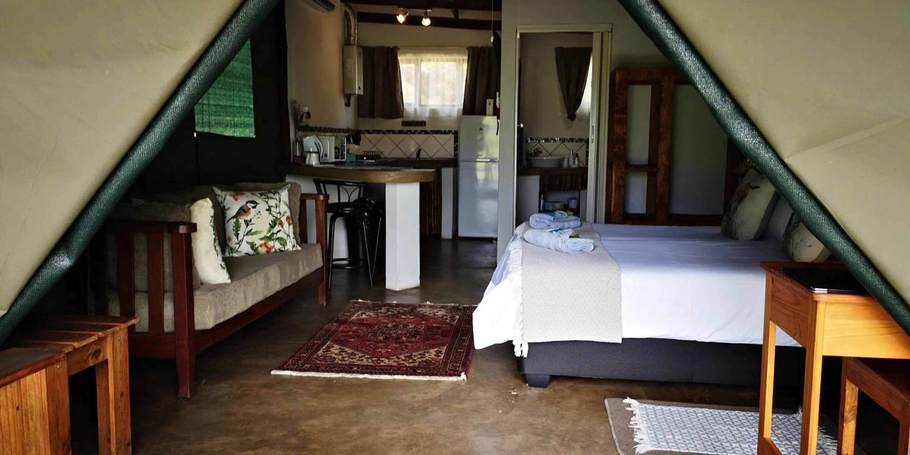 Photo of the whole room, Bed in Kingfisher Bush Lodge