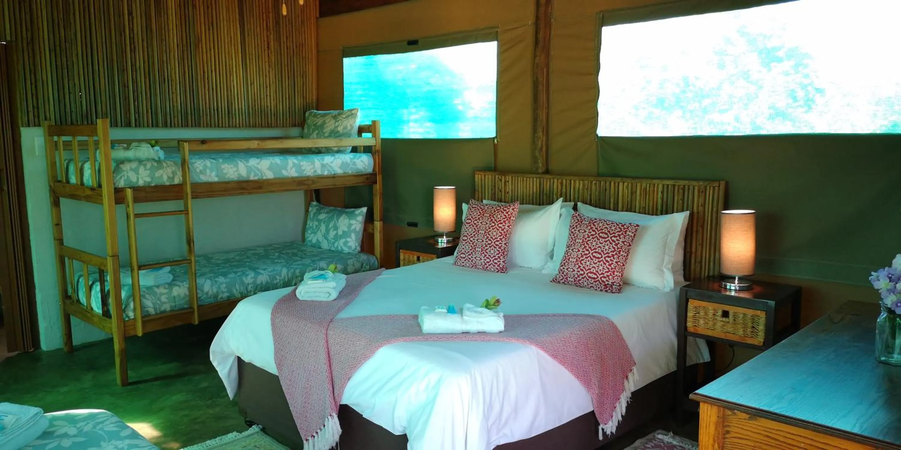 Photo of the whole room, Bed in Kingfisher Bush Lodge