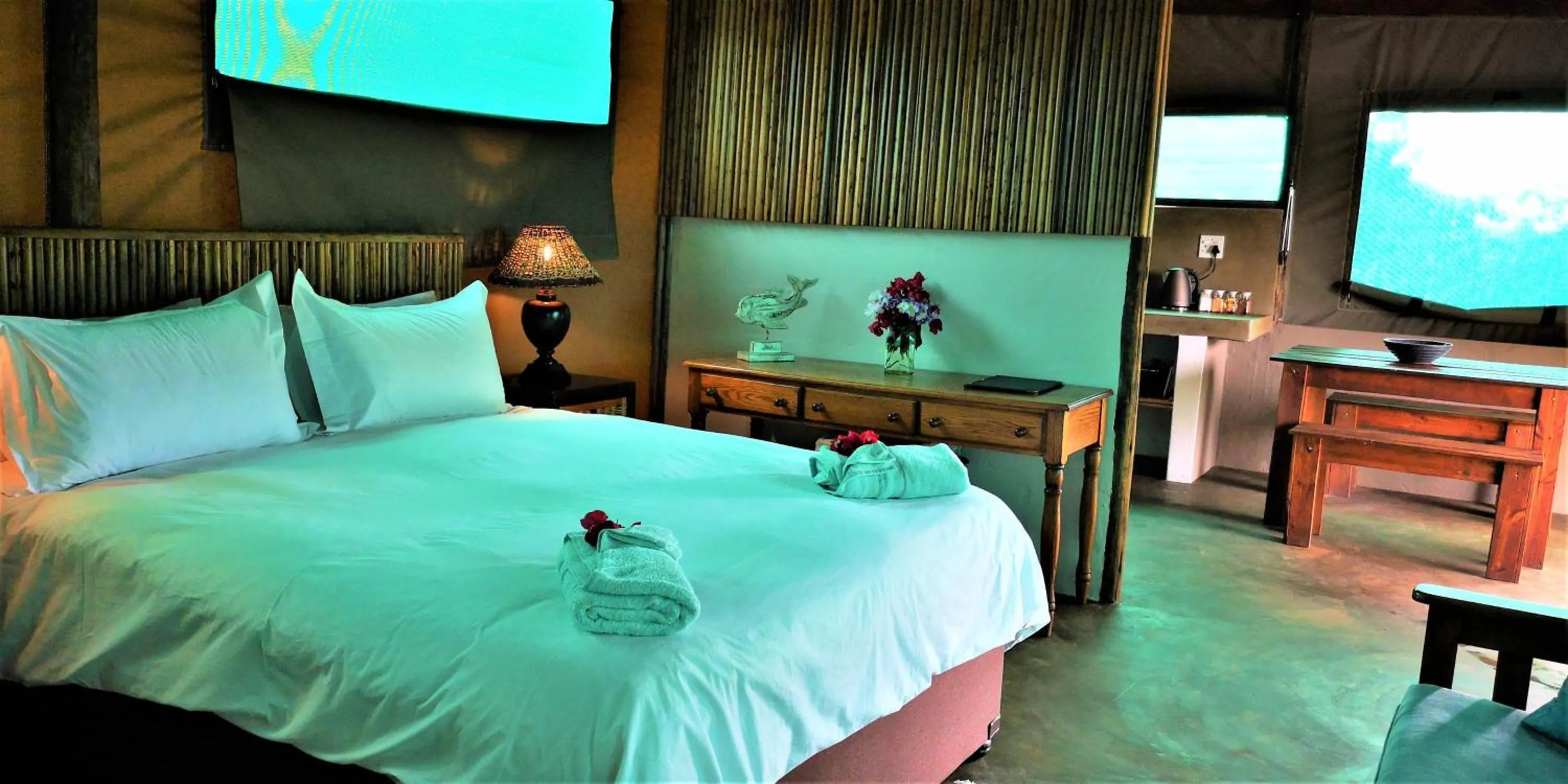 Bed in Kingfisher Bush Lodge