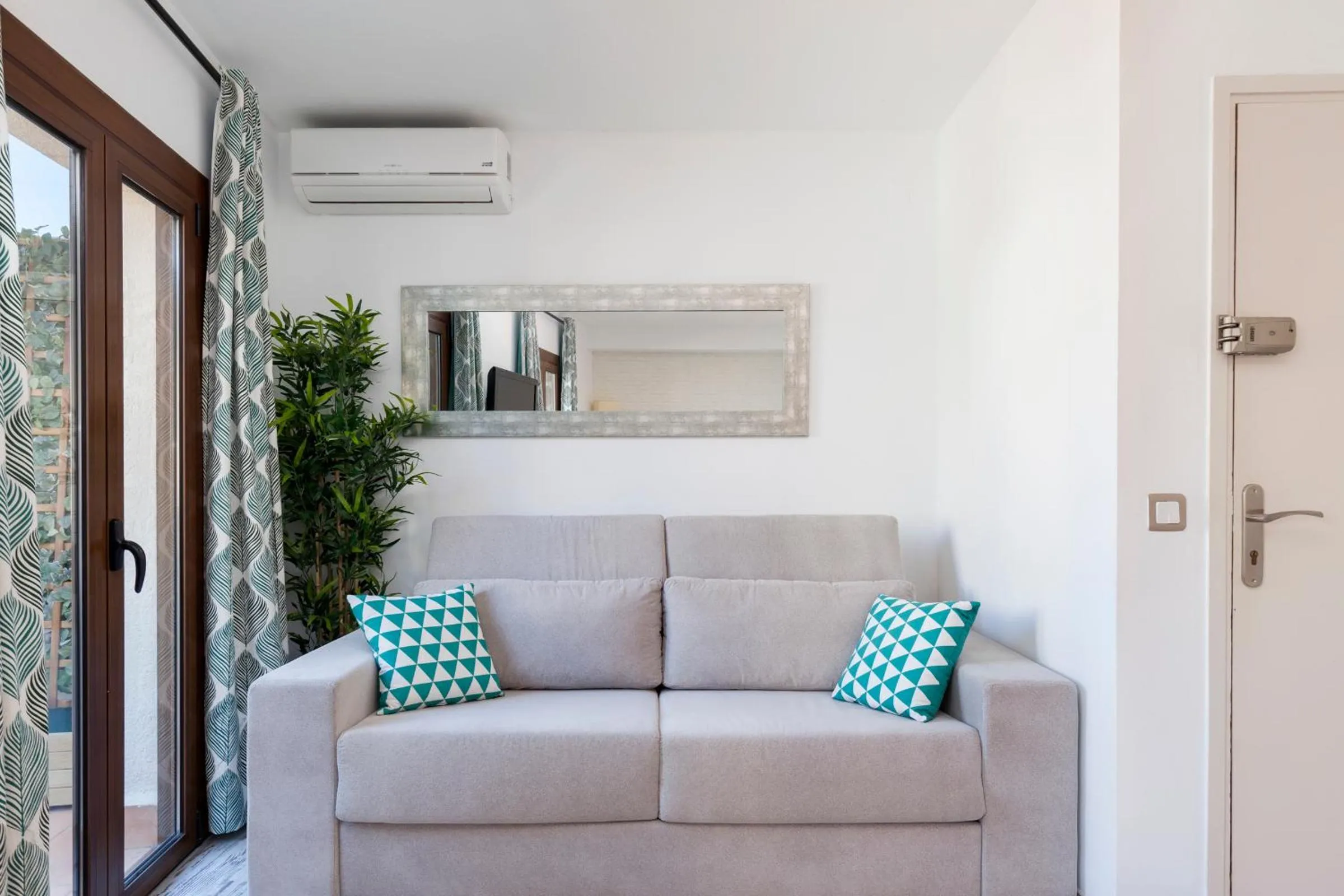 Lets Holidays Nice apartment 1 min to the beach