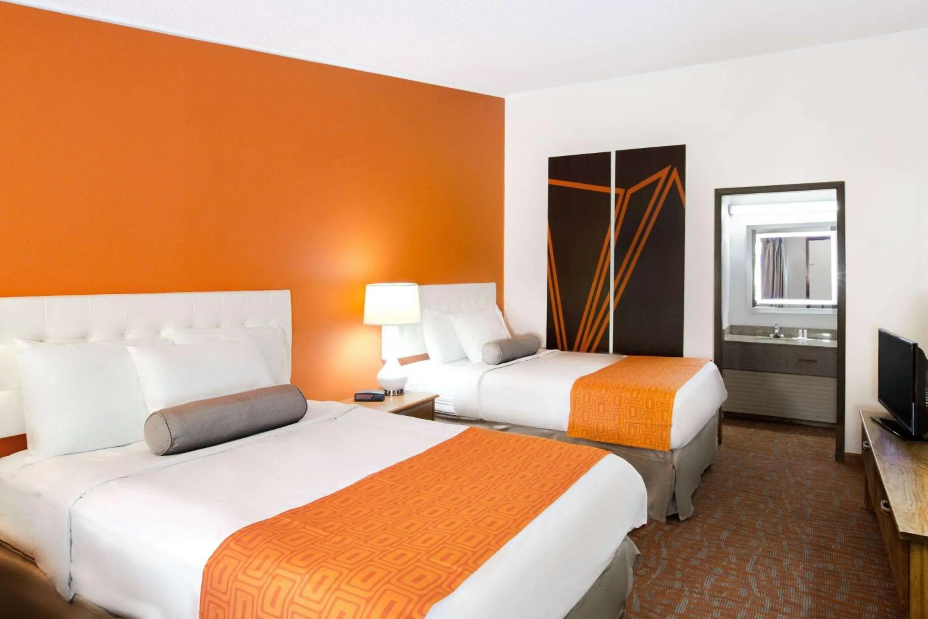 Photo of the whole room, Bed in Howard Johnson by Wyndham Wilmington Photo of the whole room, Bed in Howard Johnson by Wyndham Wilmington