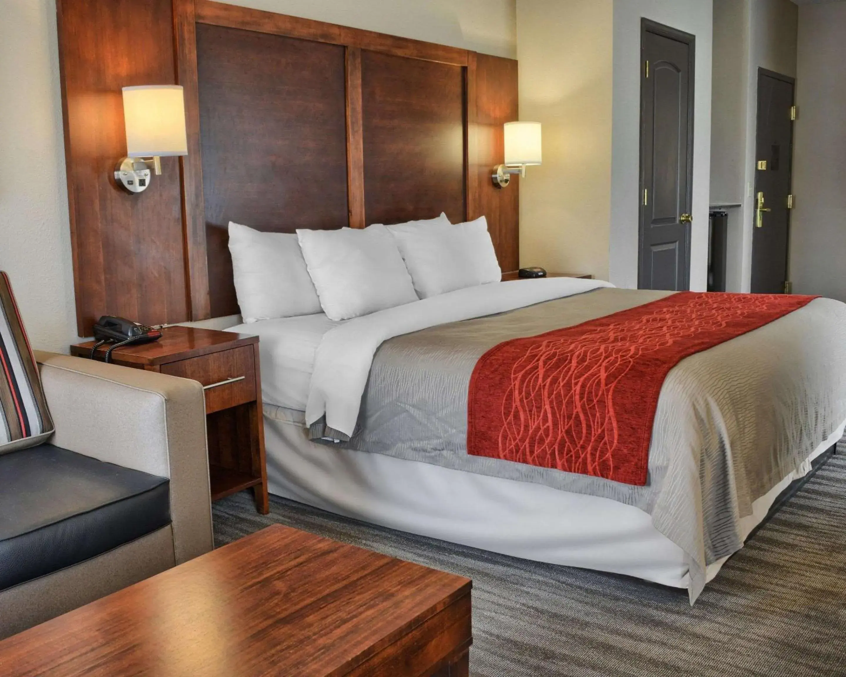 Photo of the whole room, Bed in Comfort Inn Ruther Glen near Kings Dominion Photo of the whole room, Bed in Comfort Inn Ruther Glen near Kings Dominion