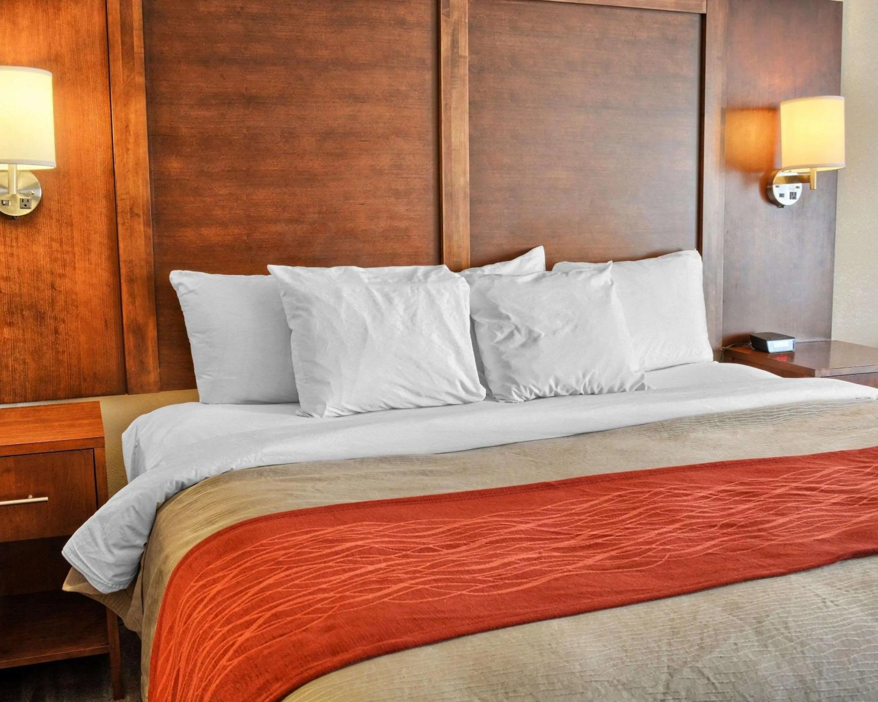 Photo of the whole room, Bed in Comfort Inn Ruther Glen near Kings Dominion