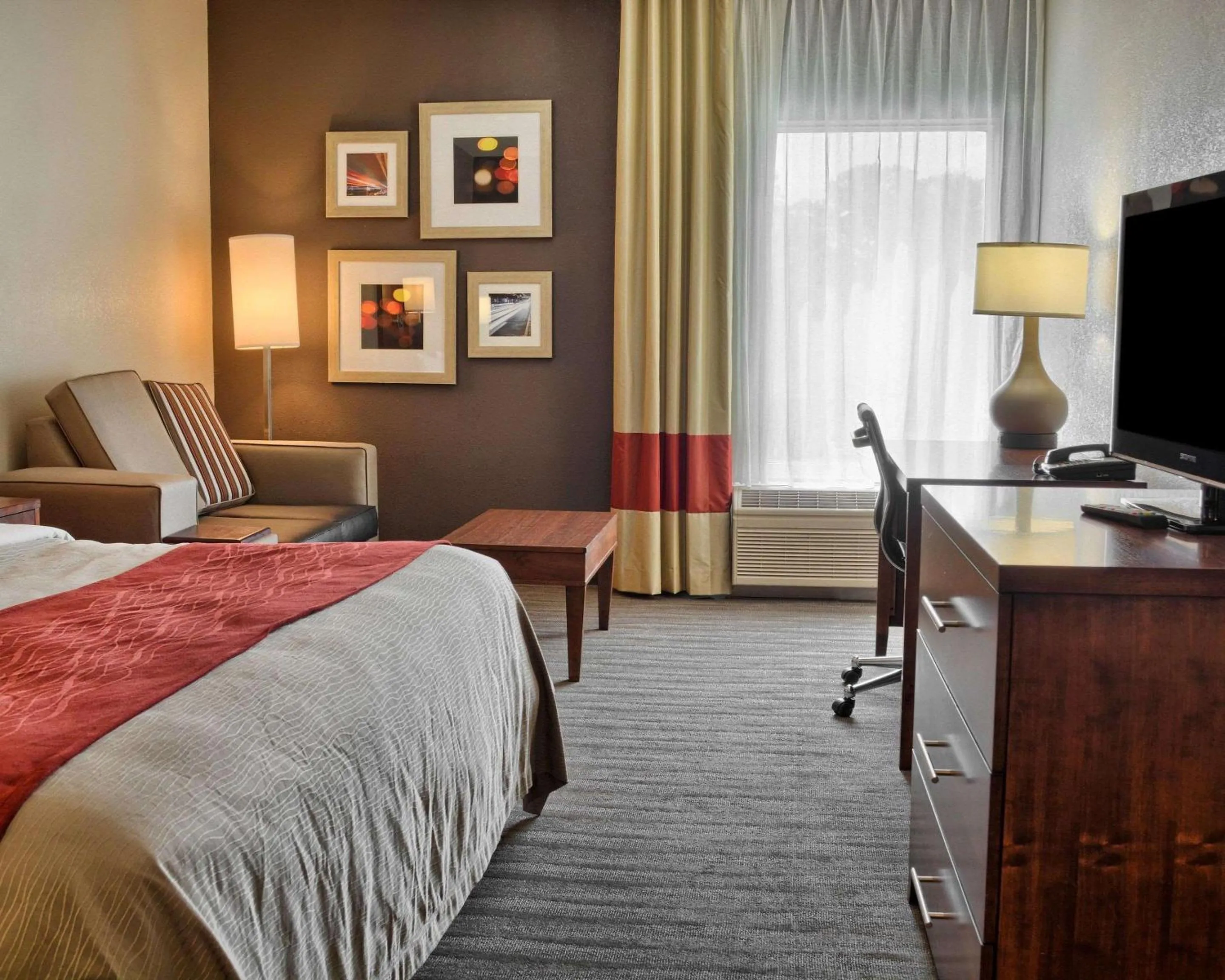 Photo of the whole room, Bed in Comfort Inn Ruther Glen near Kings Dominion