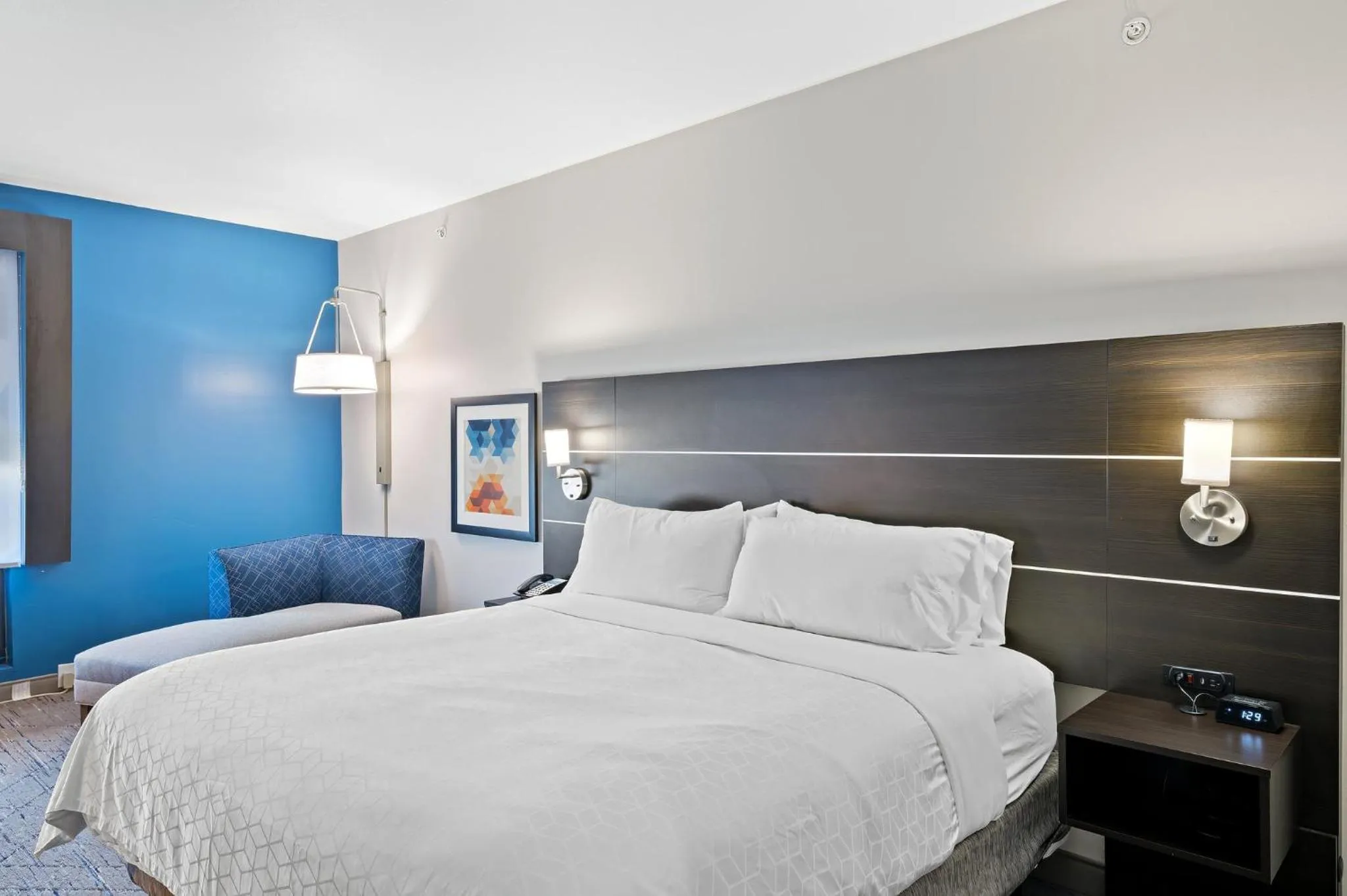 Photo of the whole room, Bed in Holiday Inn Express & Suites White Hall by IHG