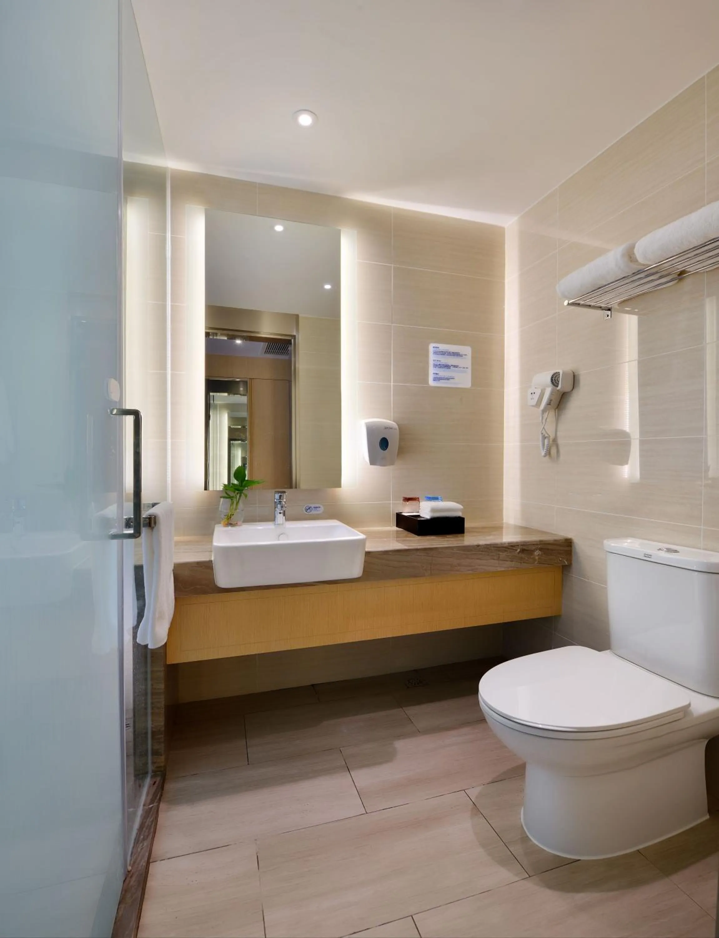 Toilet in Holiday Inn Express Chengdu Tianhe by IHG