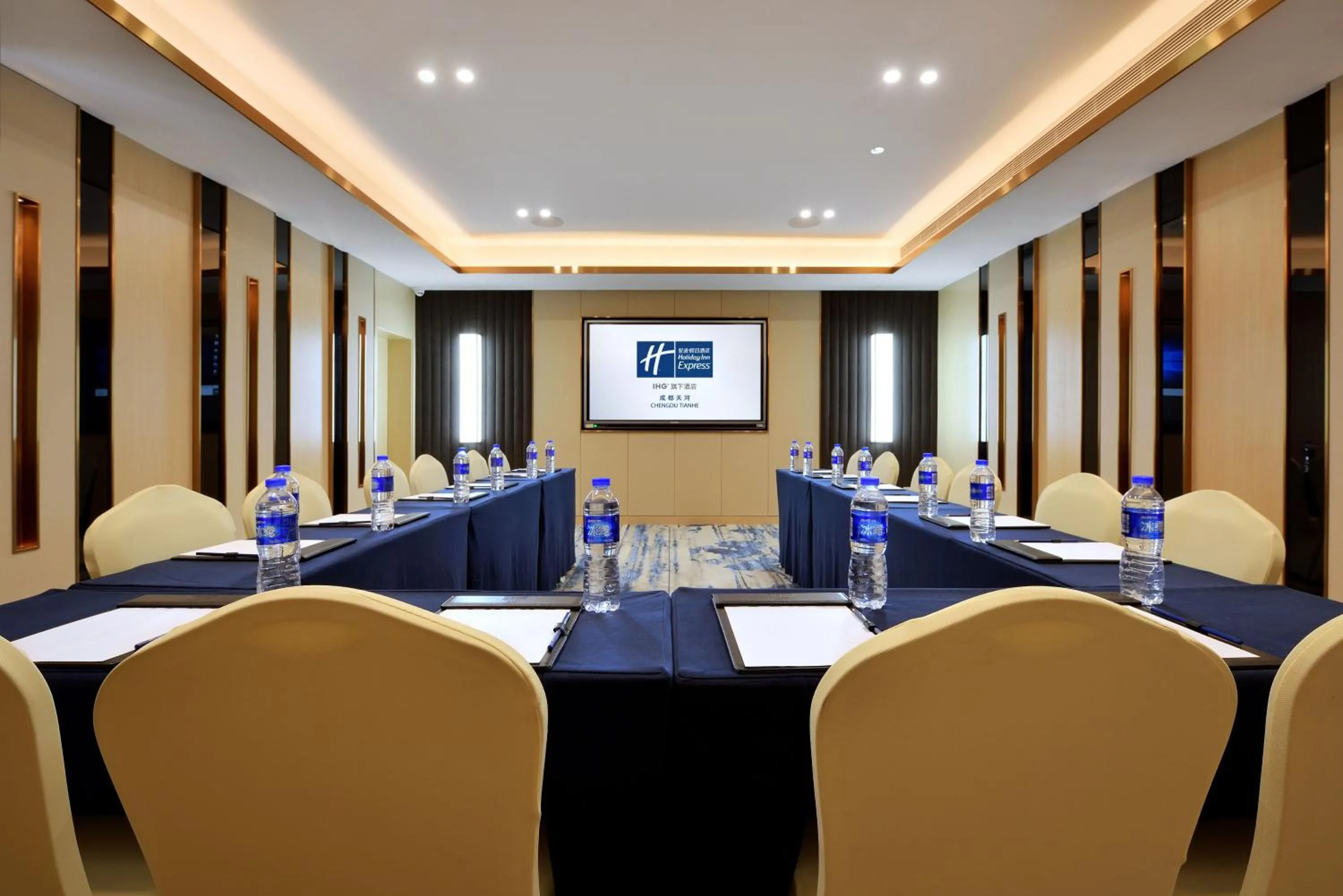 Meeting/conference room in Holiday Inn Express Chengdu Tianhe by IHG