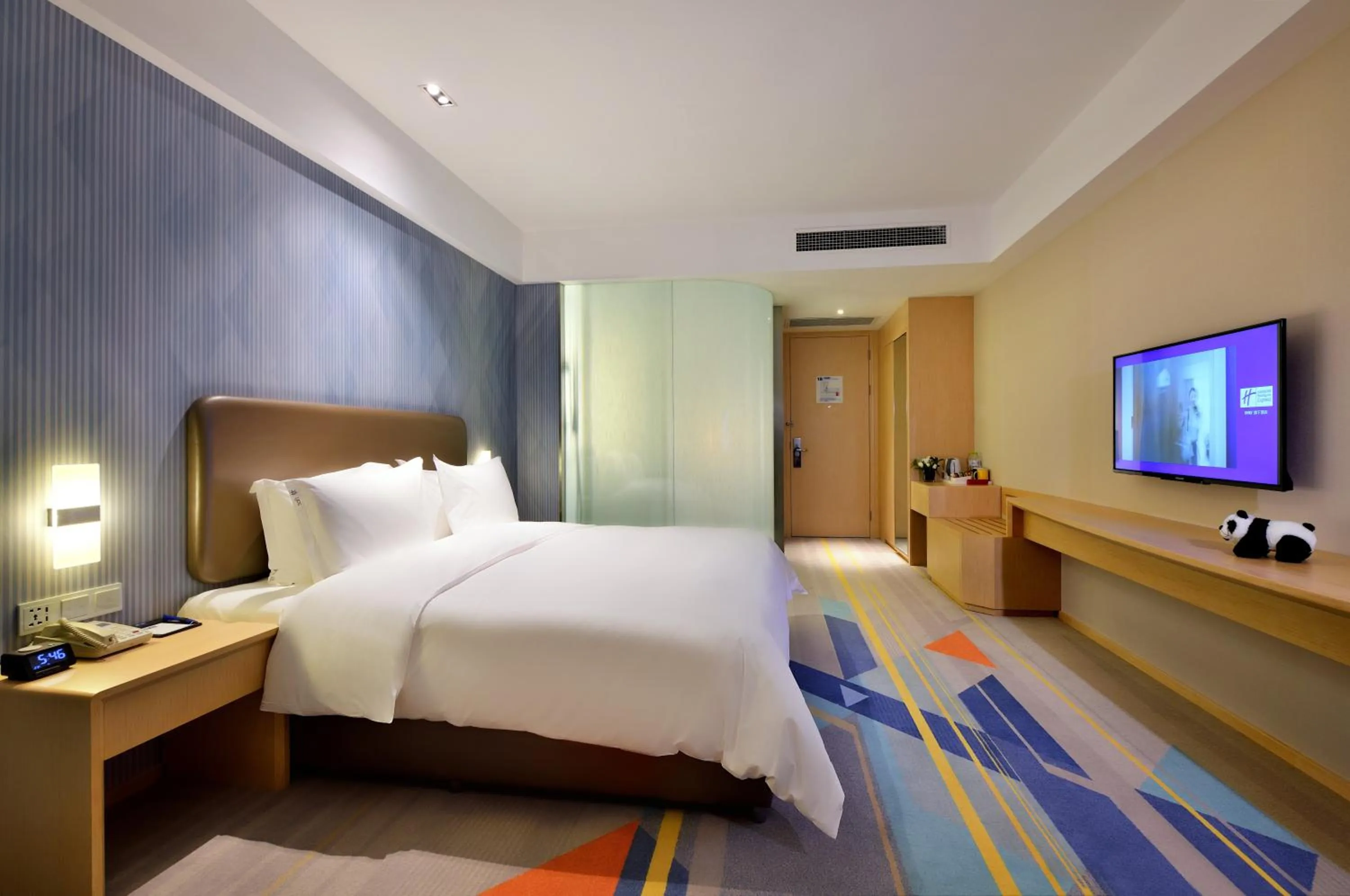 Photo of the whole room, Bed in Holiday Inn Express Chengdu Tianhe by IHG