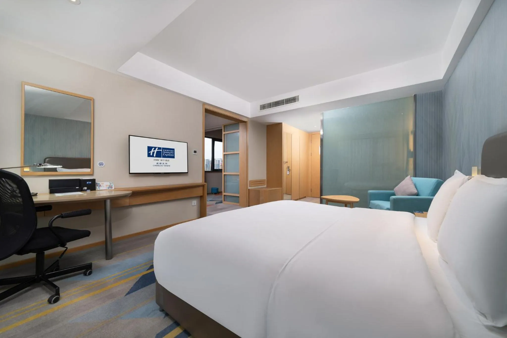 Photo of the whole room, Bed in Holiday Inn Express Chengdu Tianhe by IHG