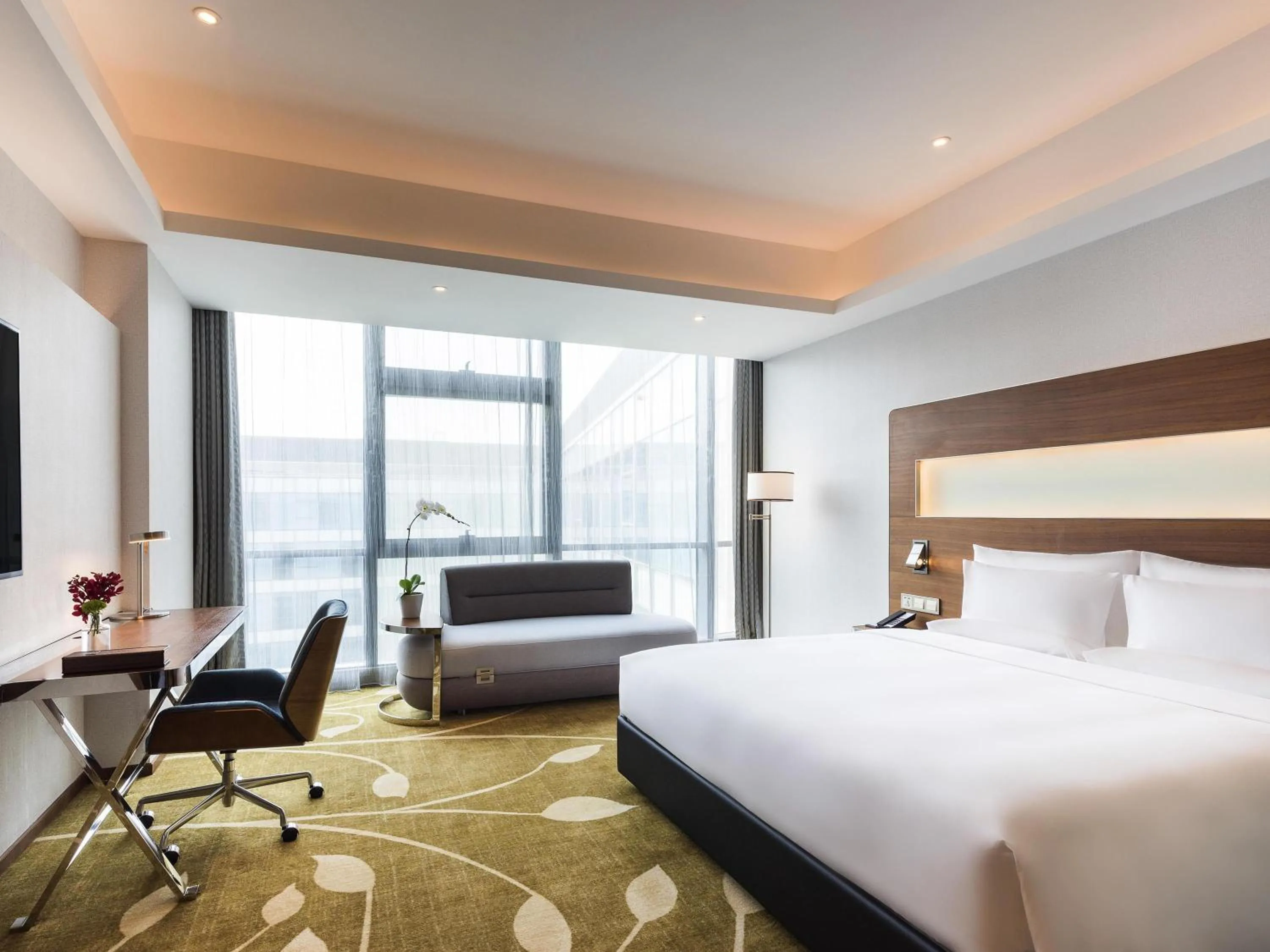 Property building, Bed in Novotel Shanghai Hongqiao