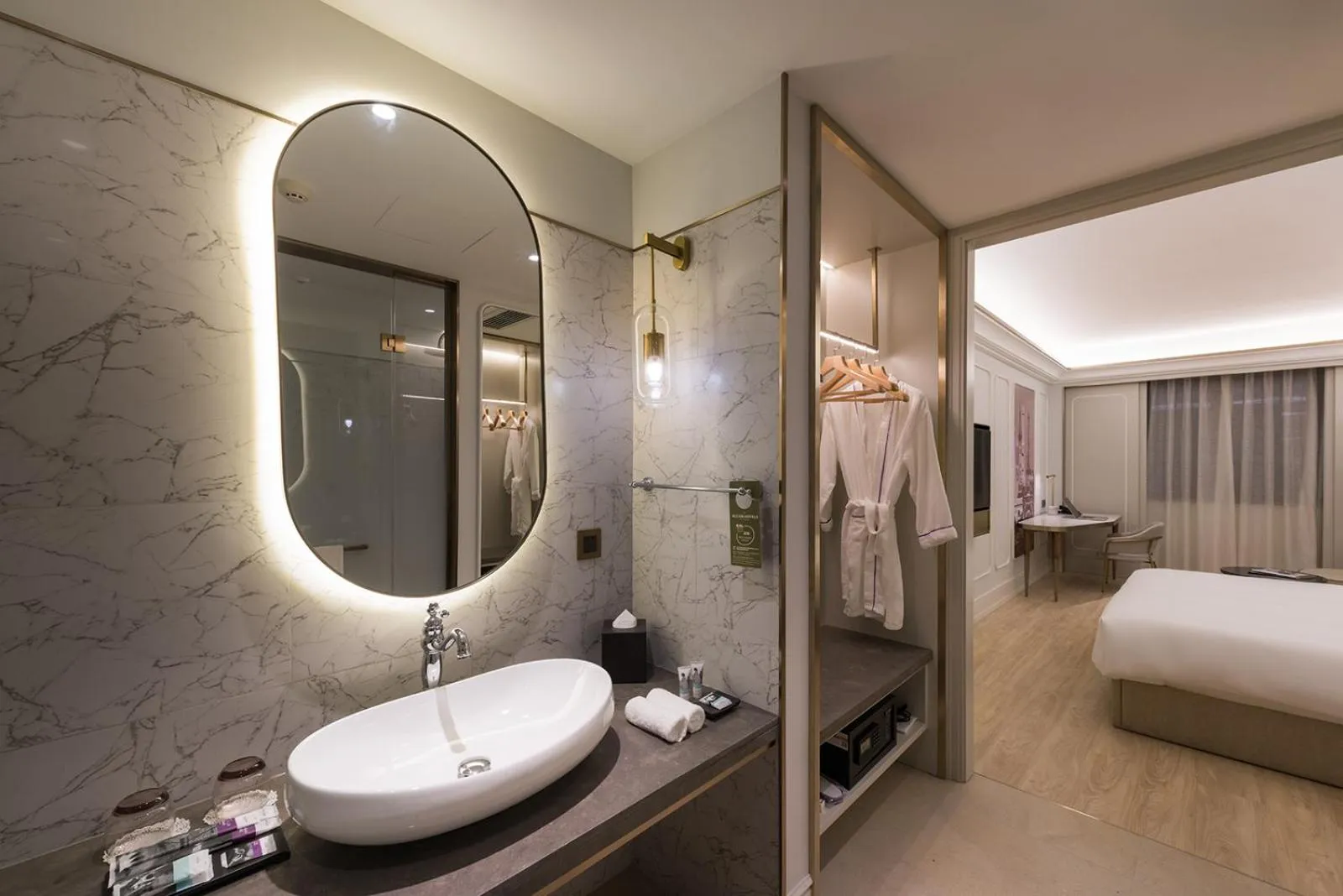 Toilet, Bed in Mercure Shanghai Hongqiao SOHO