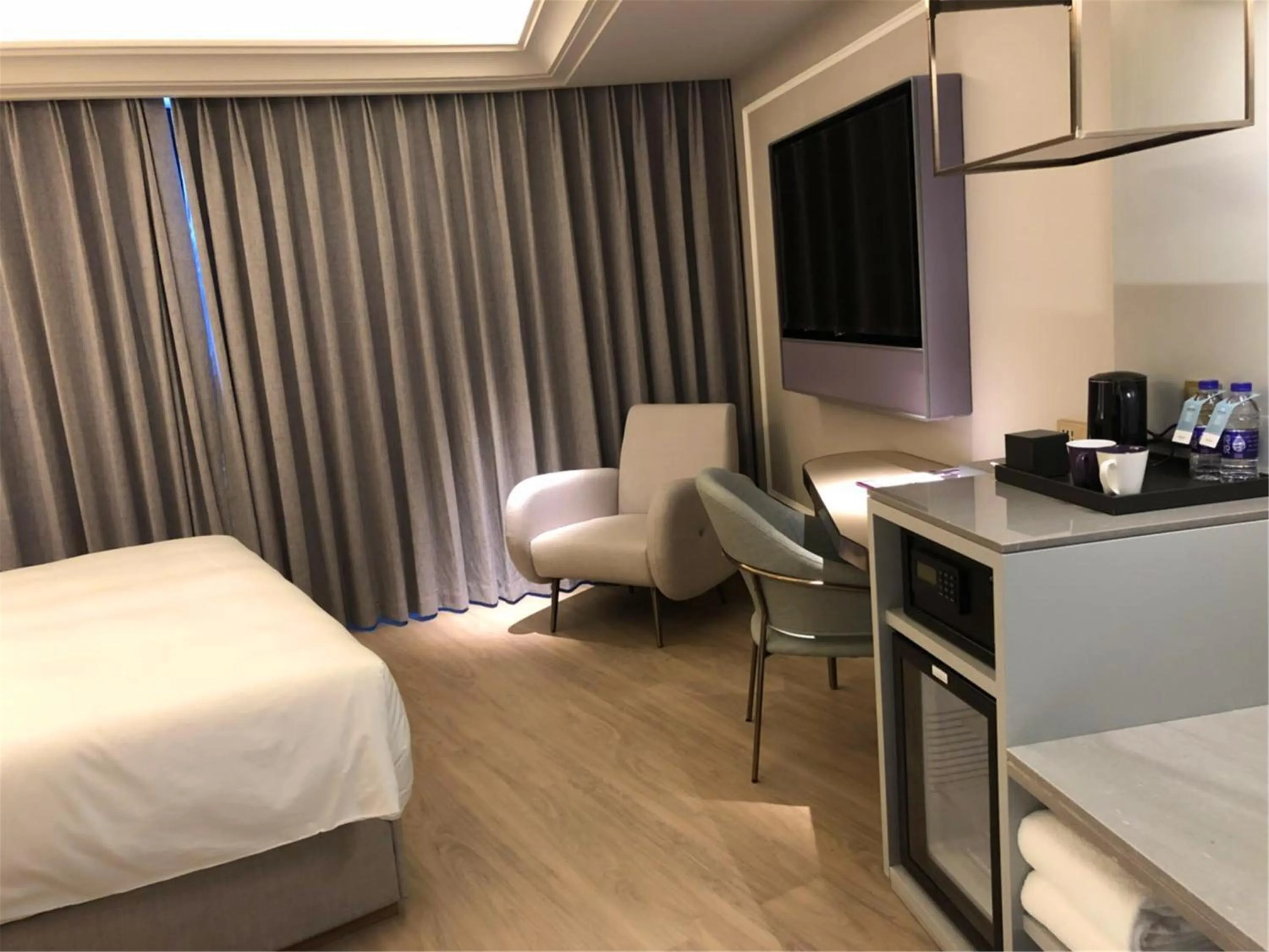 Seating area, Bed in Mercure Hangzhou West Lake