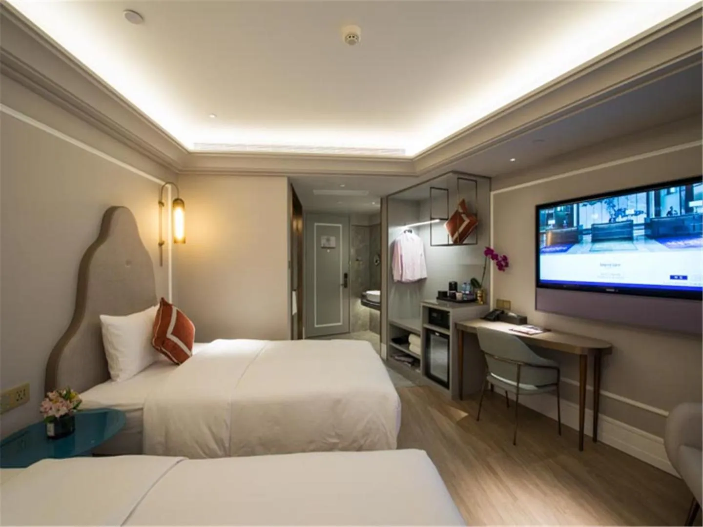 Photo of the whole room, Bed in Mercure Hangzhou West Lake